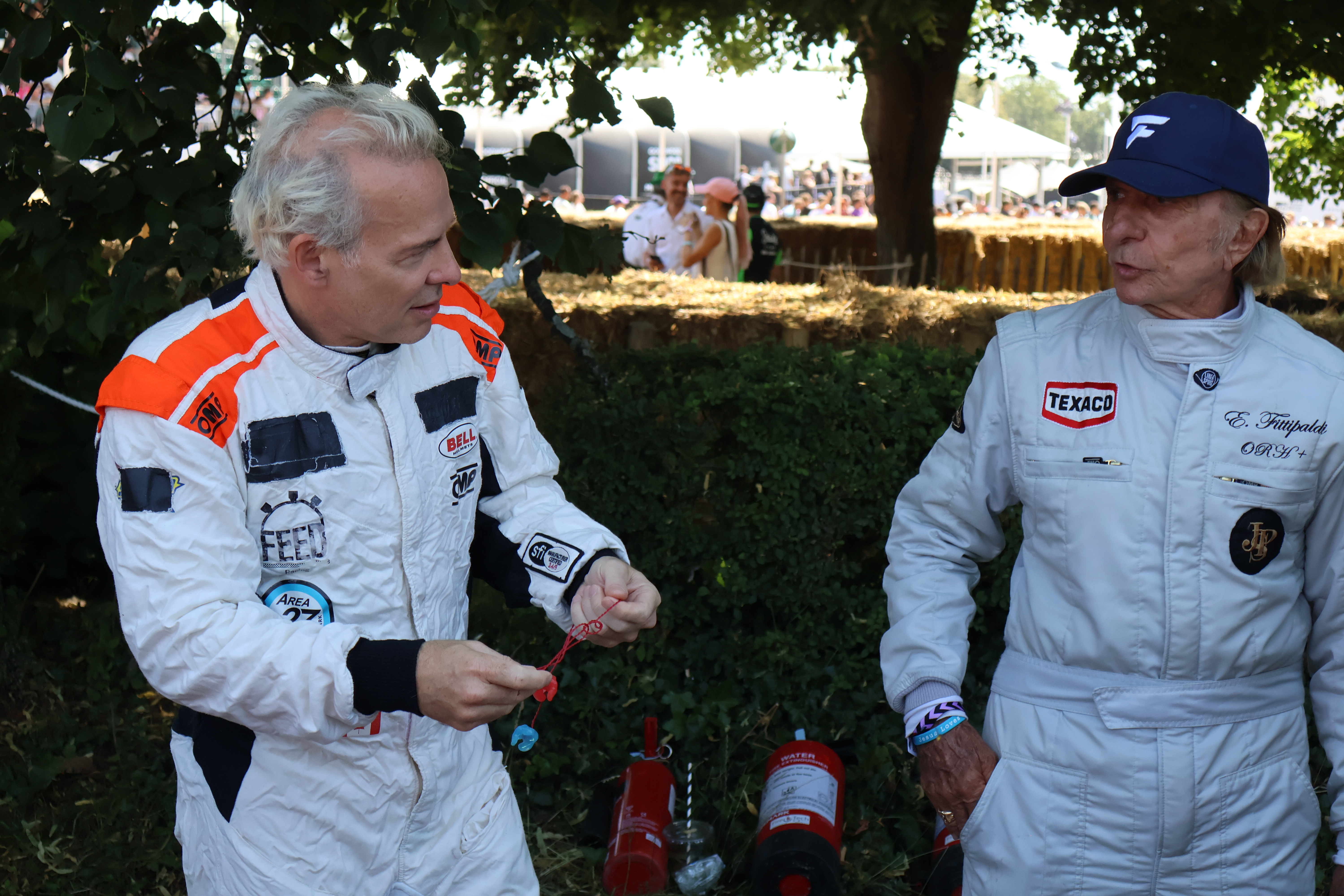 De to verdensmestrene Jacques Villeneuve og Emerson Fittipaldi virket begge glade og fornøyde over å få være på Goodwood denne helgen. 