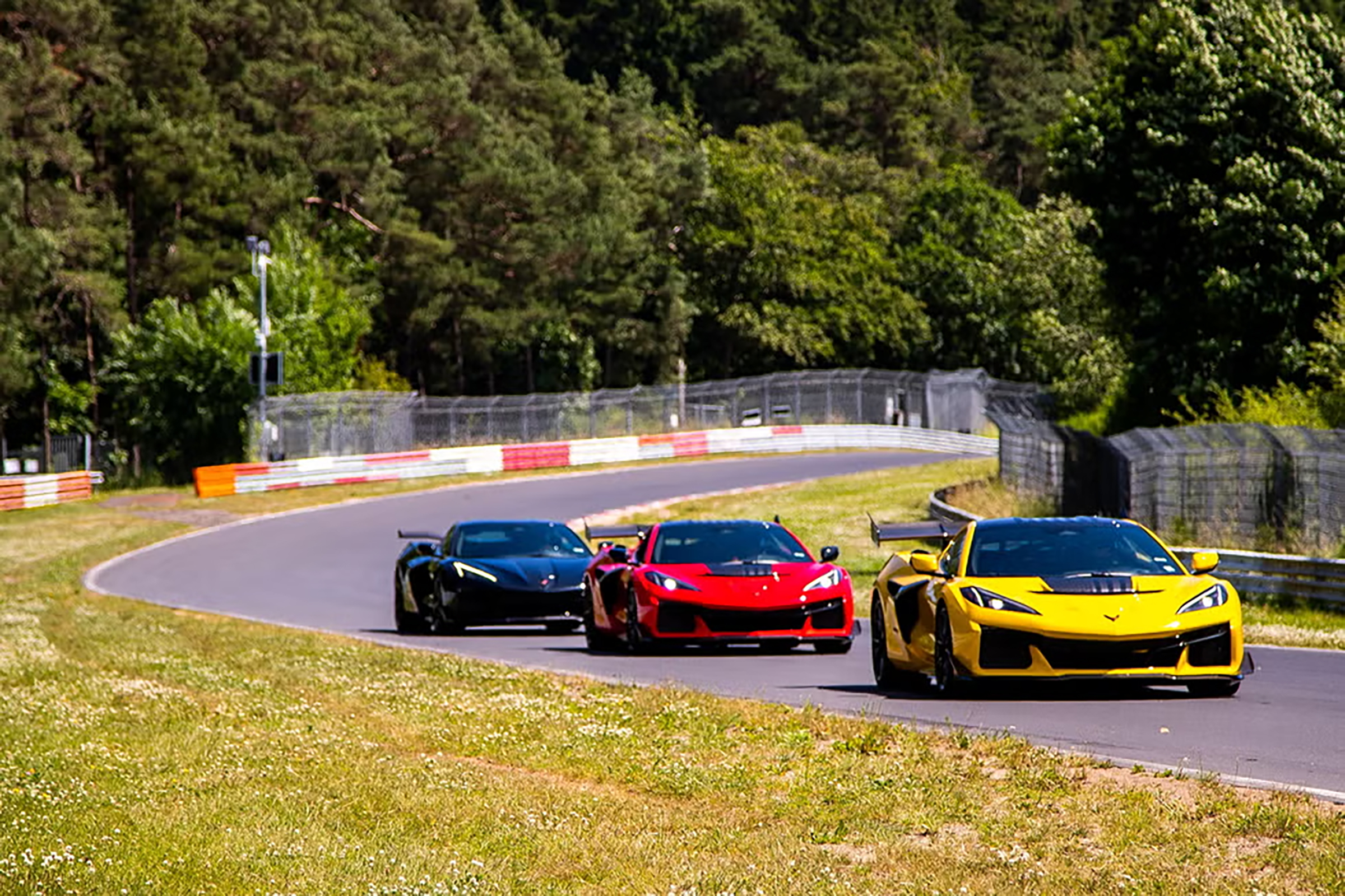 Z06, ZR1 og ZR1X ble testet rundt banen