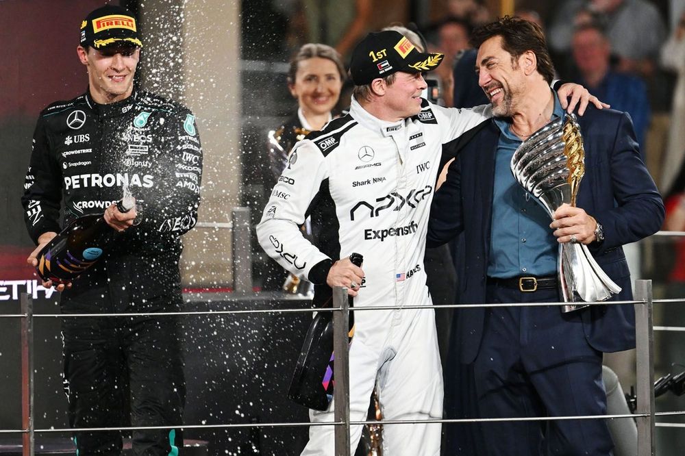 Det blir selvsagt seier til slutt for teamet. Legg merke til George Russell som spruter champagne.