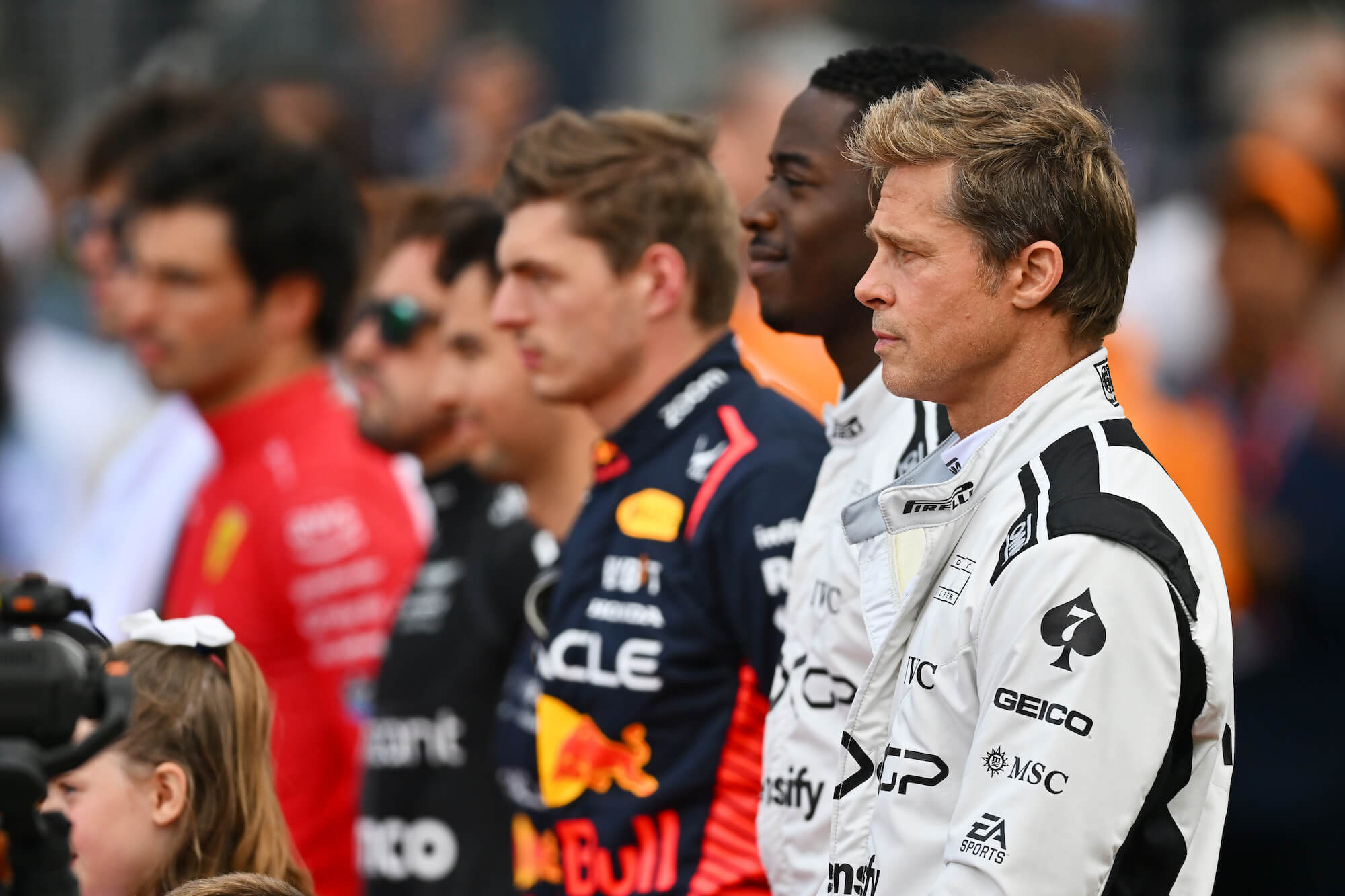 Sonny Hayes sammen med sin teamkamerat og ekte førere som Verstappen.