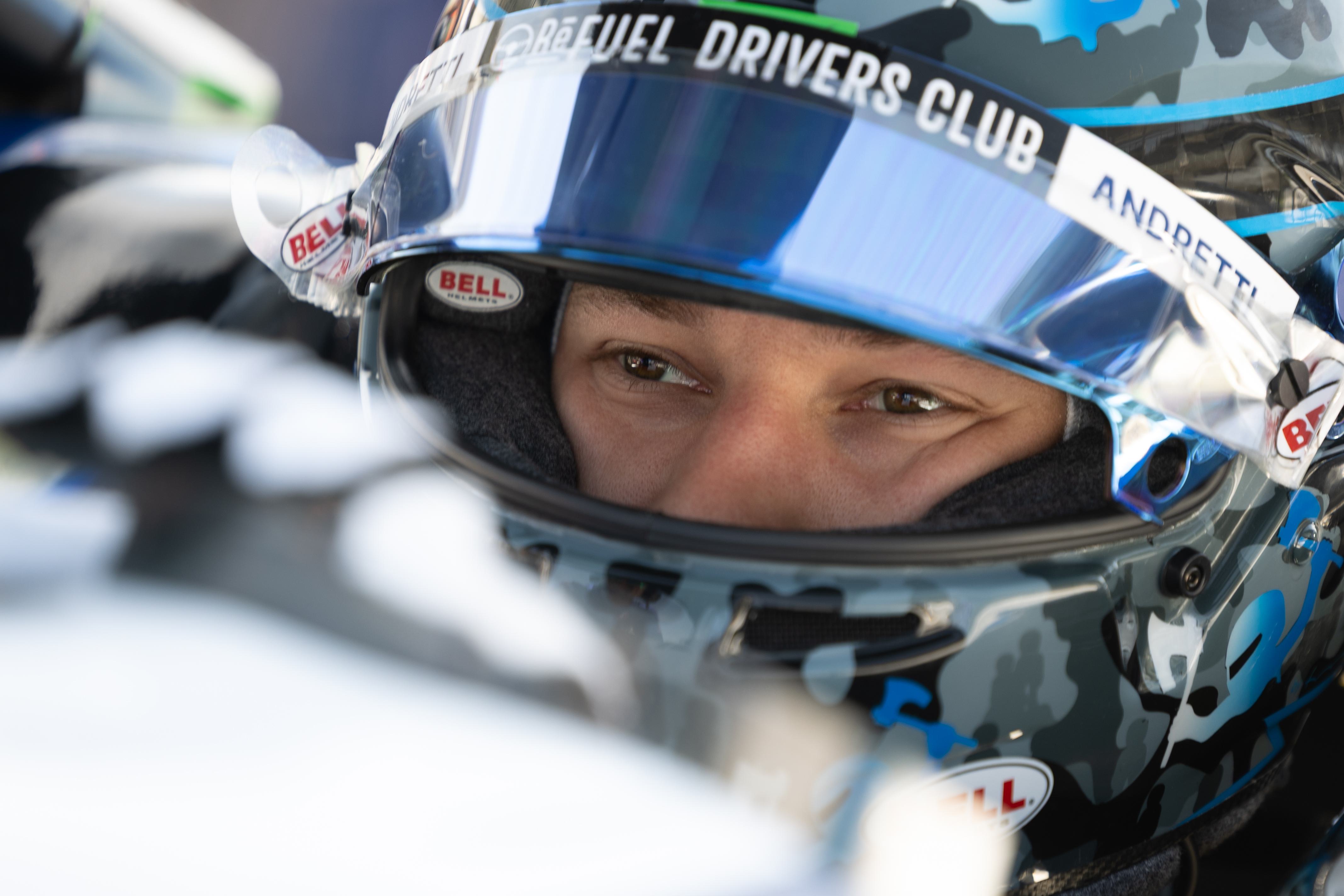 Dennis Hauger med sin Refuel Drivers Club sponset hjelm