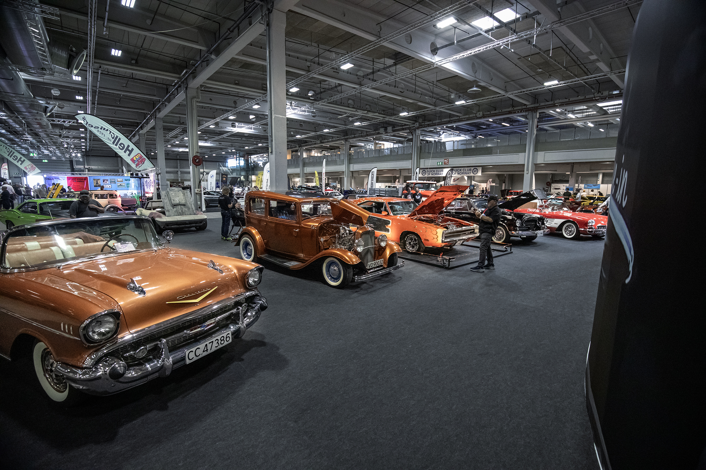 Bilene var parkert rundt en svær messevegg kledd i et bilde av "Mels Diner", som mange kjenner fra "Siste Natt med Gjengen"