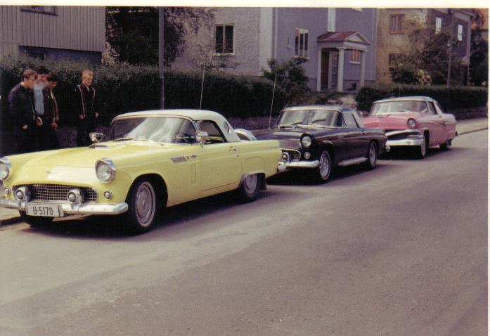 Tore Madsen og Ulf Jakobsen med ’56 Thunderbird og ’56 Meteor Crown Victoria fotografert på tur til Sundsvall og vel fremme i Sundsvall.
