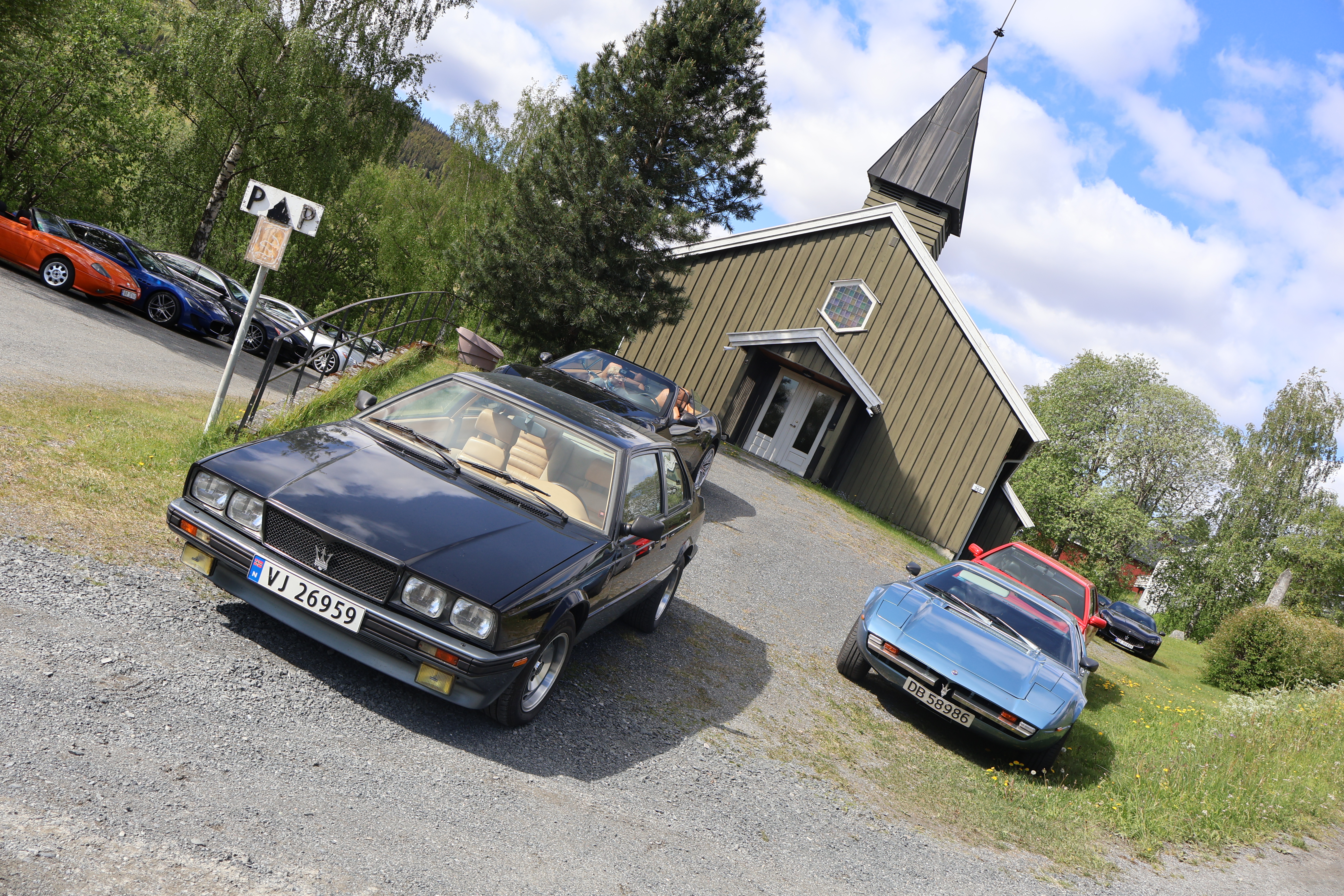 Fra lørdagens utflukt. Meraken til høyre var den eldste bilen på treffet, og min Biturbo den nest-eldste.