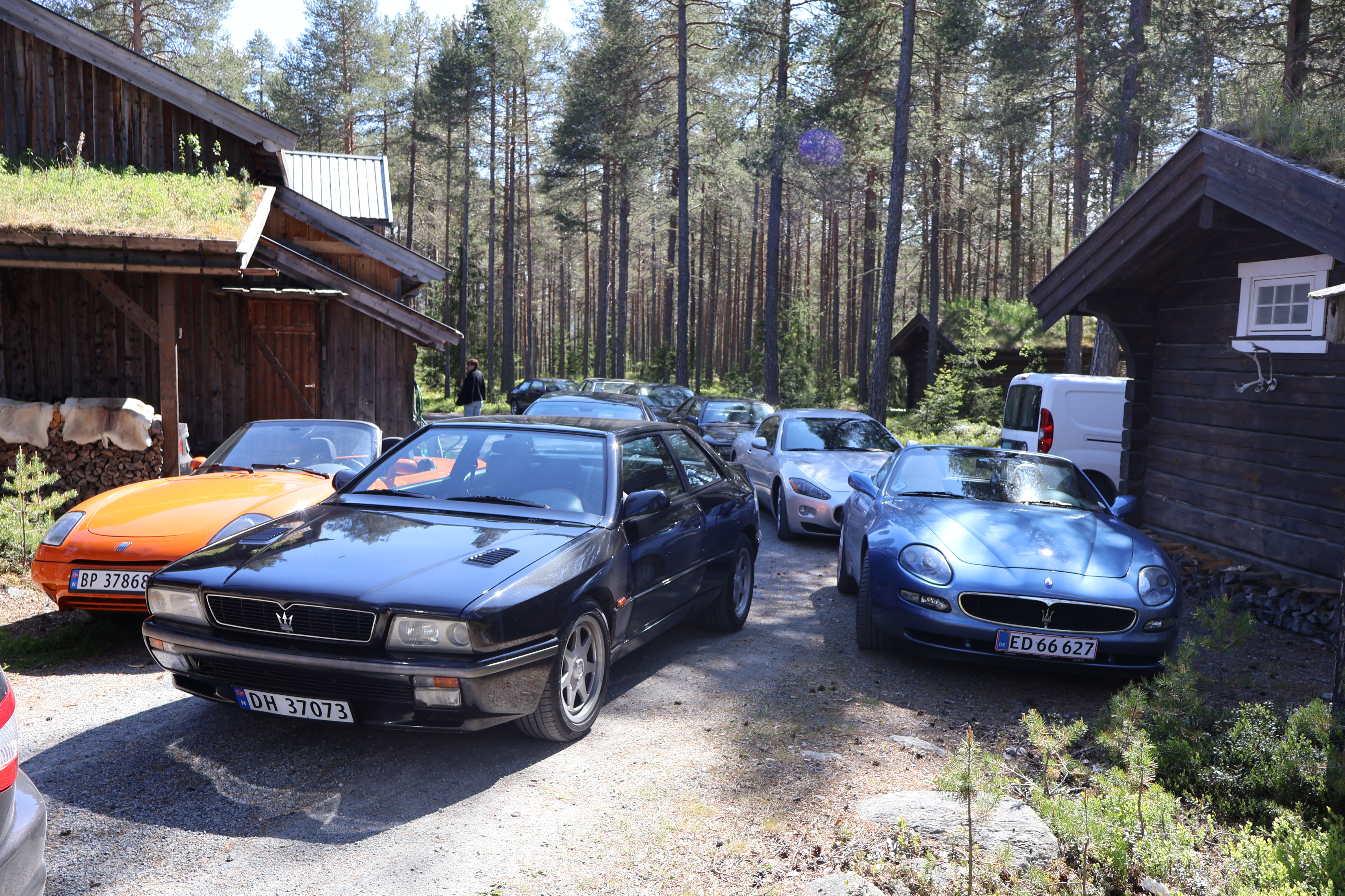 Nydelige Maseratier rundt om, med en liten Fiat Barchetta på kjøpet.