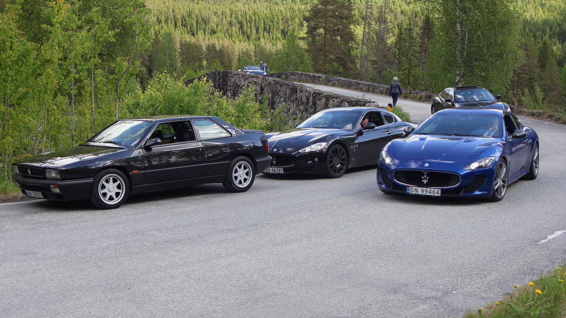 En sort Ghibli II, med en sort GranTurismo bak, mens en GranTurismo MC Stradale passerer.