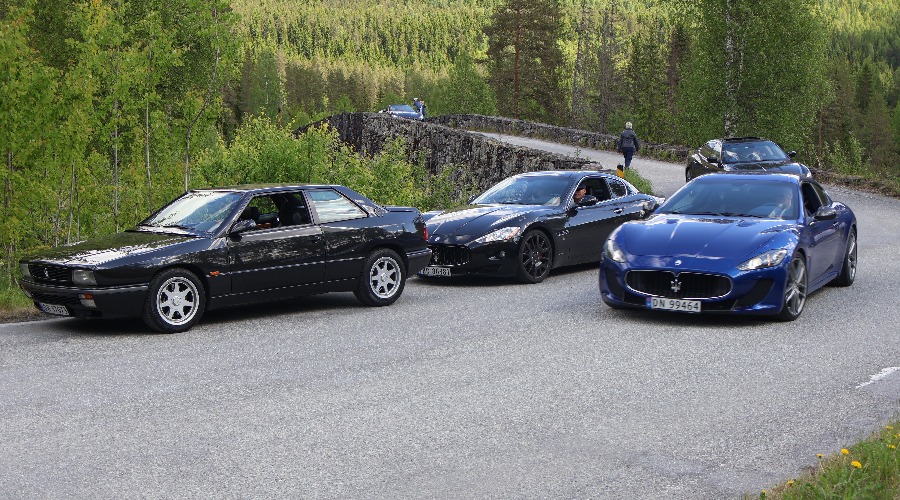 En sort Ghibli II, med en sort GranTurismo bak, mens en GranTurismo MC Stradale passerer.