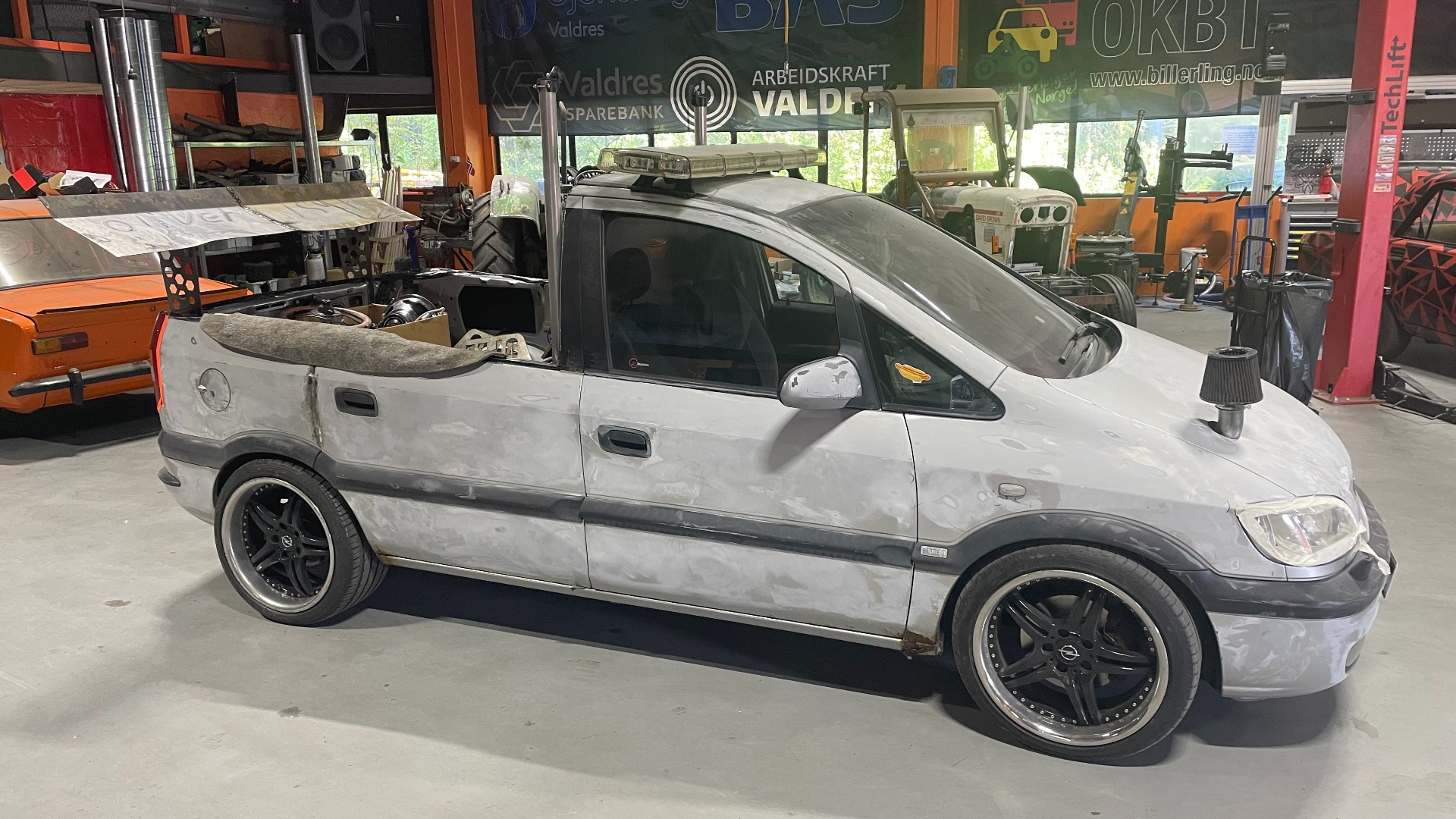 Denne Opel pickupen har den yngste gruppa i Garasjin fått utfolde seg på.