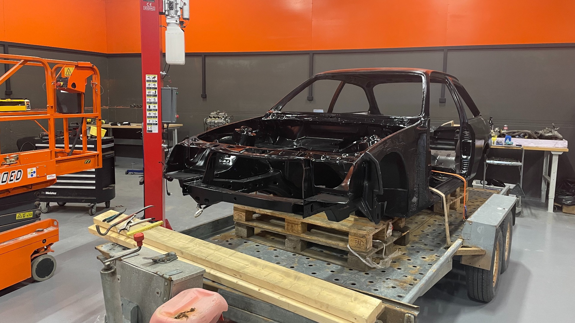 En Ford Sierra Cosworth under restaurering.