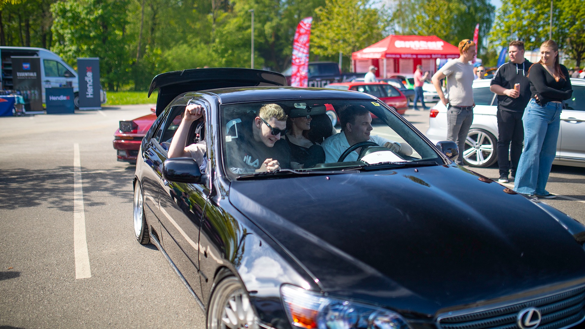 Nå begynte stroppen å bli noe lav for Lexusen. For å veie opp, bokstavelig talt, ble den fylt med 8 stykker inn i bilen …