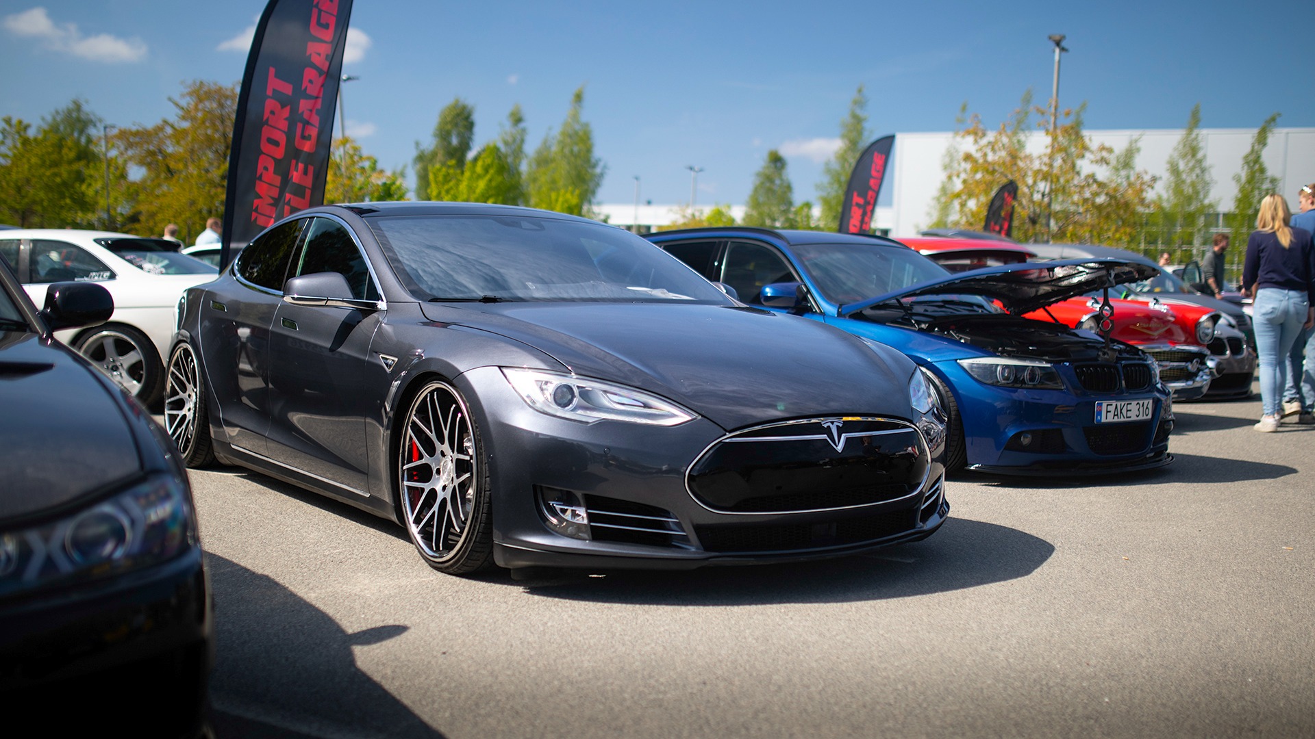 Ingen bilrasister her. Riktig så fint stuk på denne Tesla Model S.