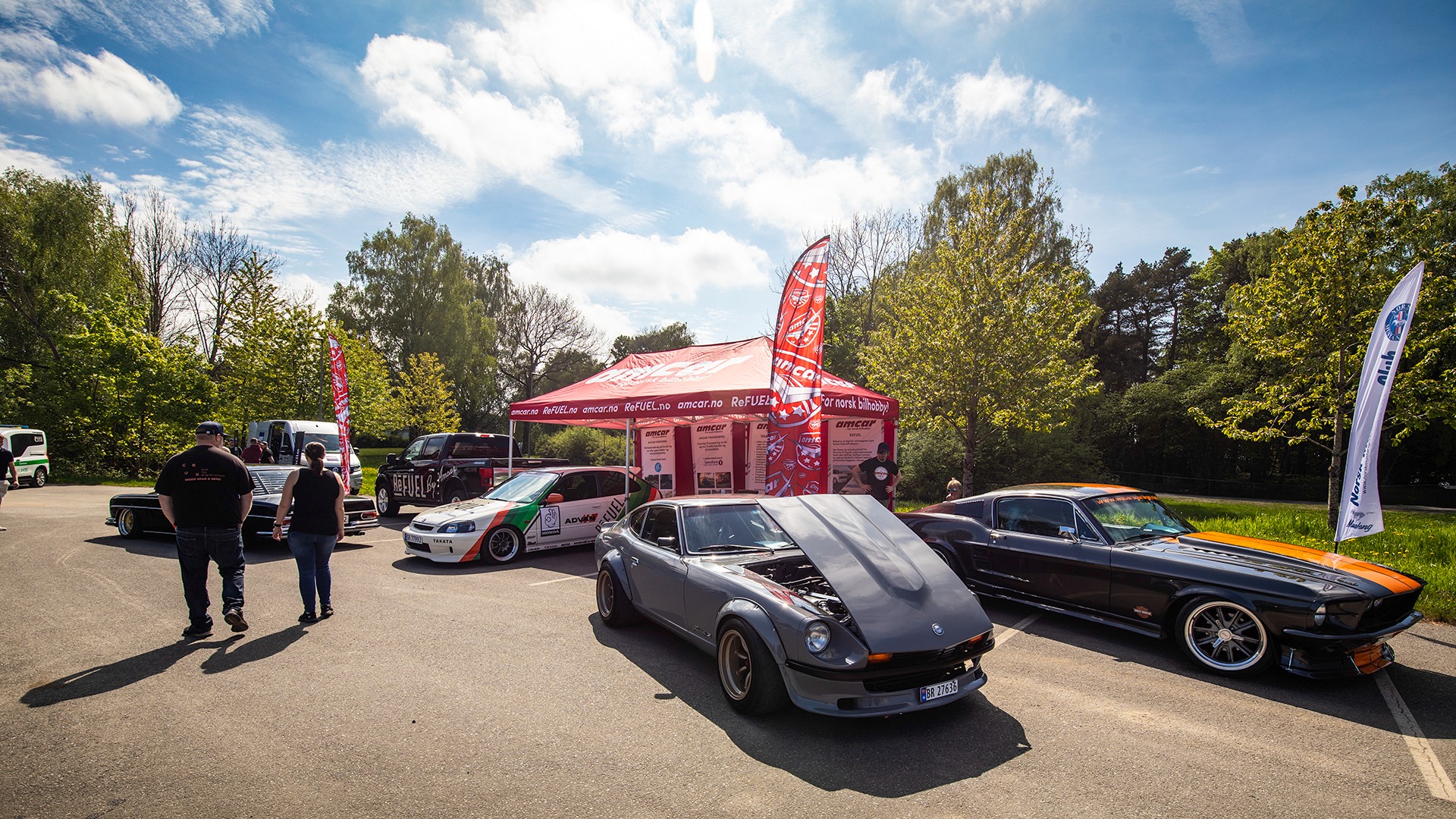 AMCAR/Refuel stilte med stand, med 1967 Ford Mustang, 1975 Datsun 260Z, 1996 Honda Civic, og 1971 Mercedes-Benz 280 S.