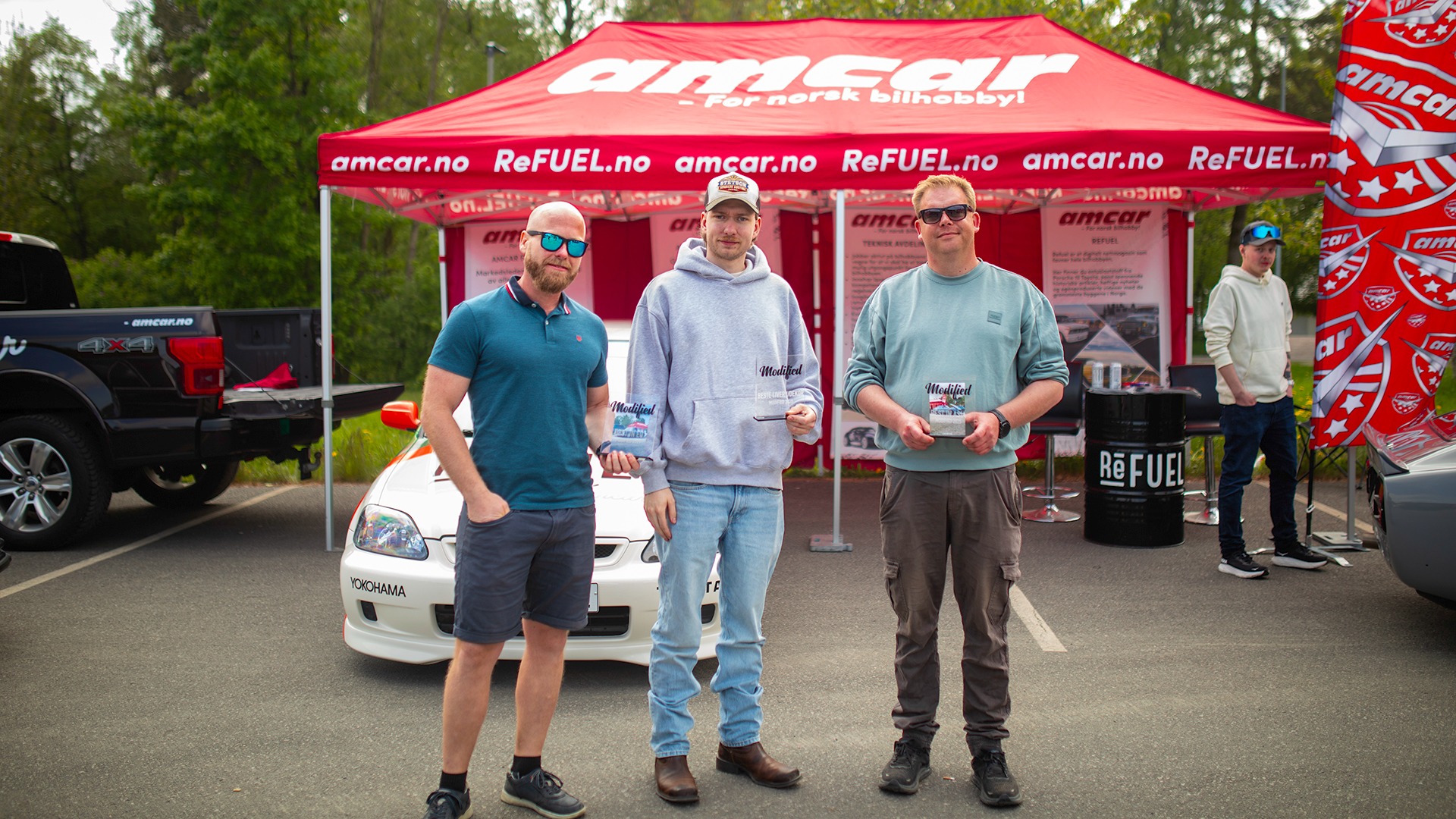 AMCAR/Refuel-standen tok tre priser. Fra venstre: Remi Skogholt, Beste Euro for sin Mercedes-Benz 280 S. Markus Øyen, Beste dekor på sin Honda Civic, og Stian Studsrød. Beste Asiatiske for sin 260Z.
