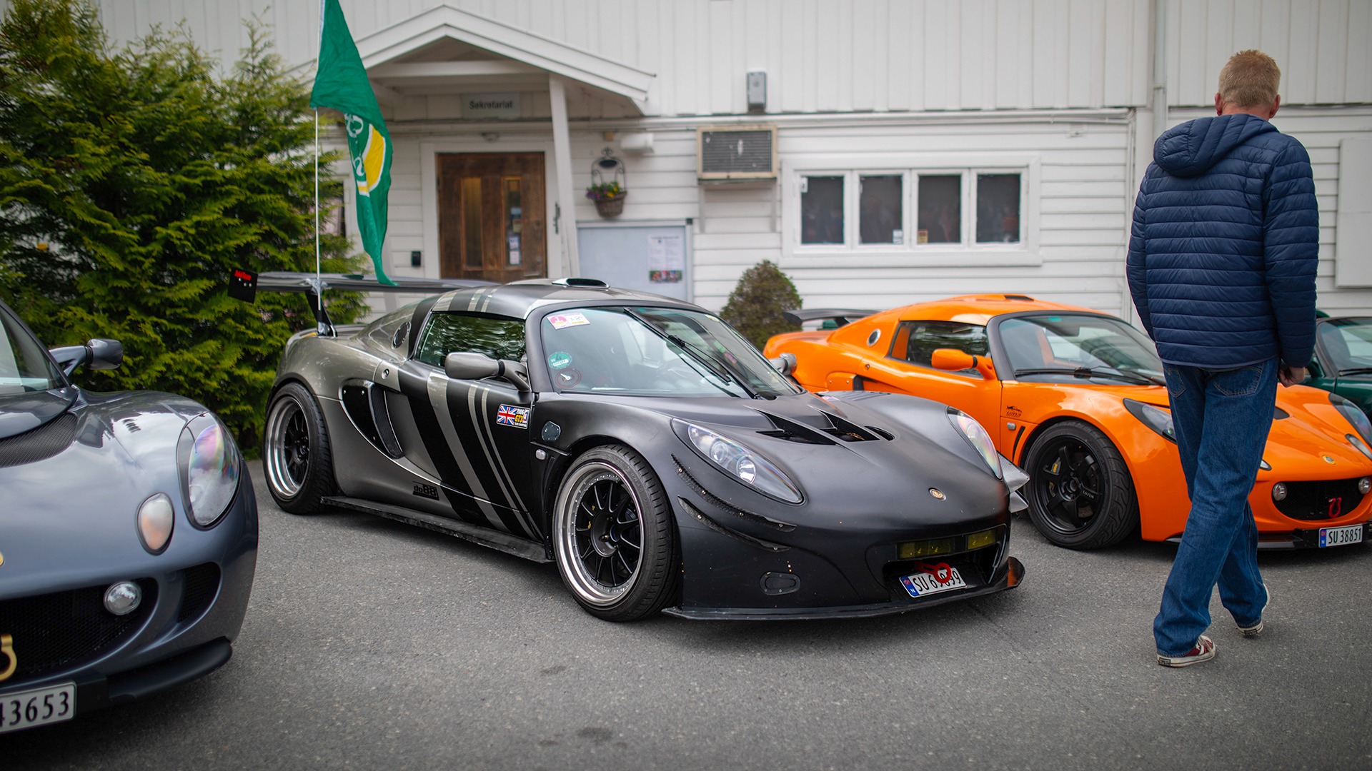 En Lotus Exige S som ser ut som er mer vant til å klappe ned rundetider enn å brukes til og fra butikken.