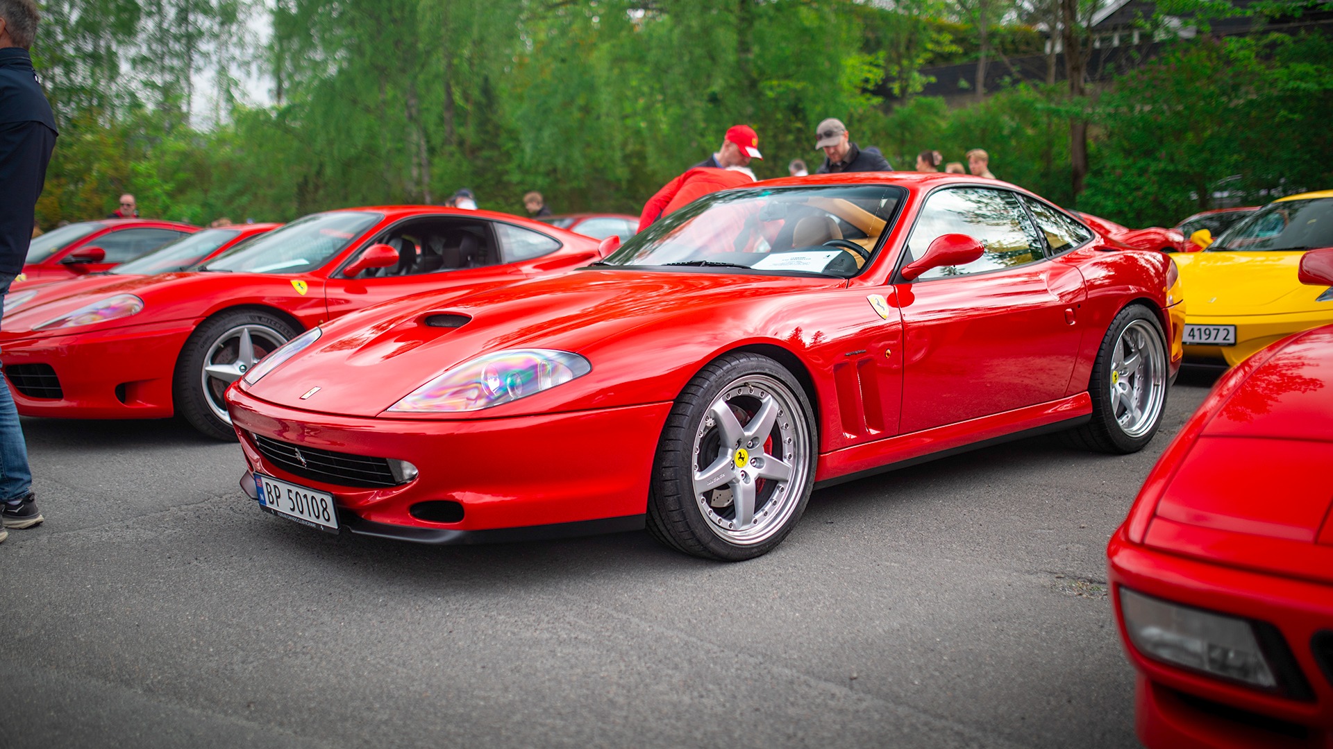 Du ser neppe like mange Ferrarier samlet her til lands enn nettopp denne dagen. Her en vakker 550 Maranello.