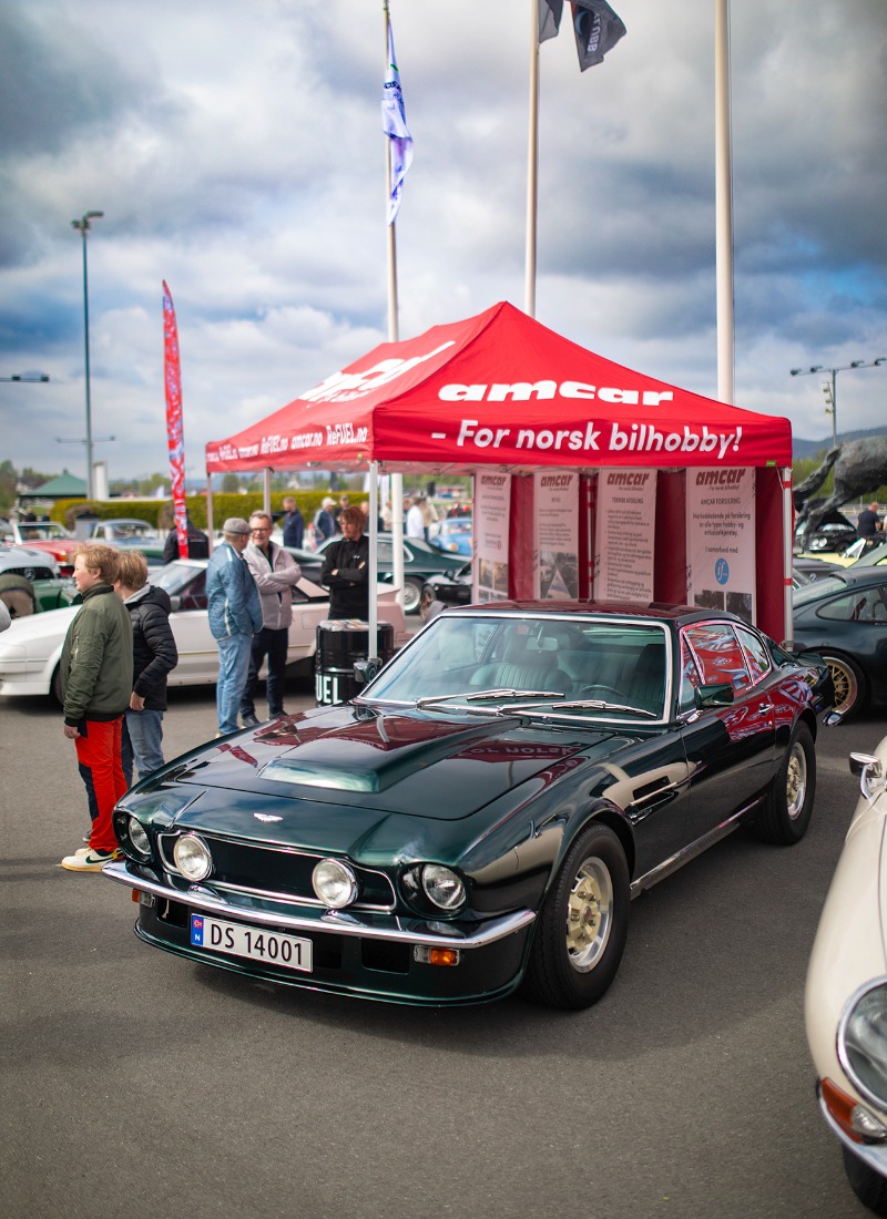 Også engelskmenn kan bygge vakre klassikere, noe AMCAR/Refuel-standen ønsket å vise frem med denne utrolig pene Aston Martin V8 Vantage fra 1979.