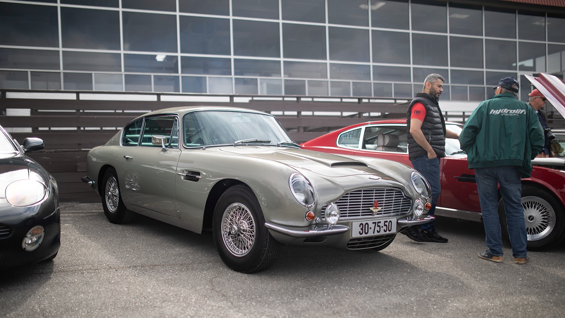 Apropos engelske vakre klassikere. Lite slår Aston Martin DB6 i en herlig gylden-grønn farge.