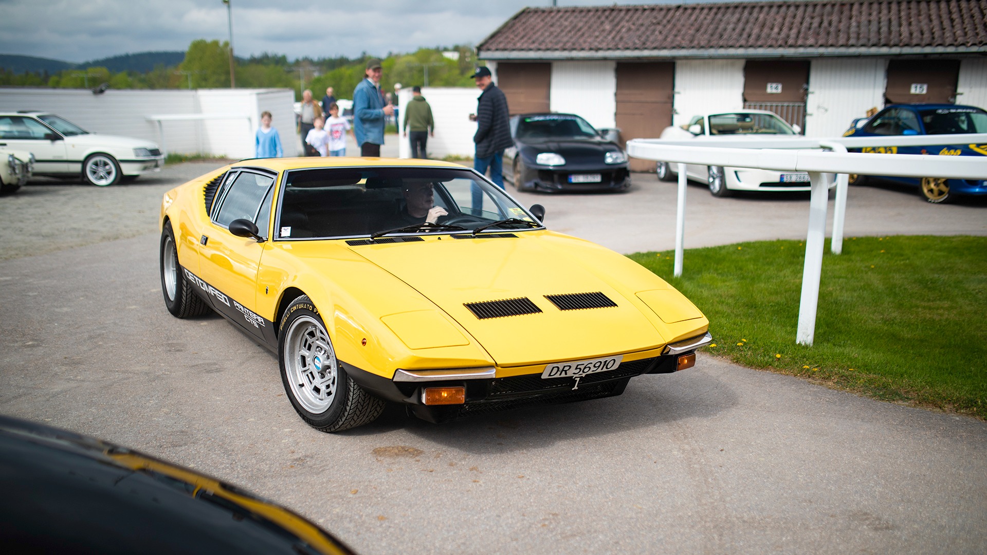 Ingen kunne la være å snu seg etter denne Detomaso Pantera GTSen fra 1973 da den kom brølende og brøytende inn på området.