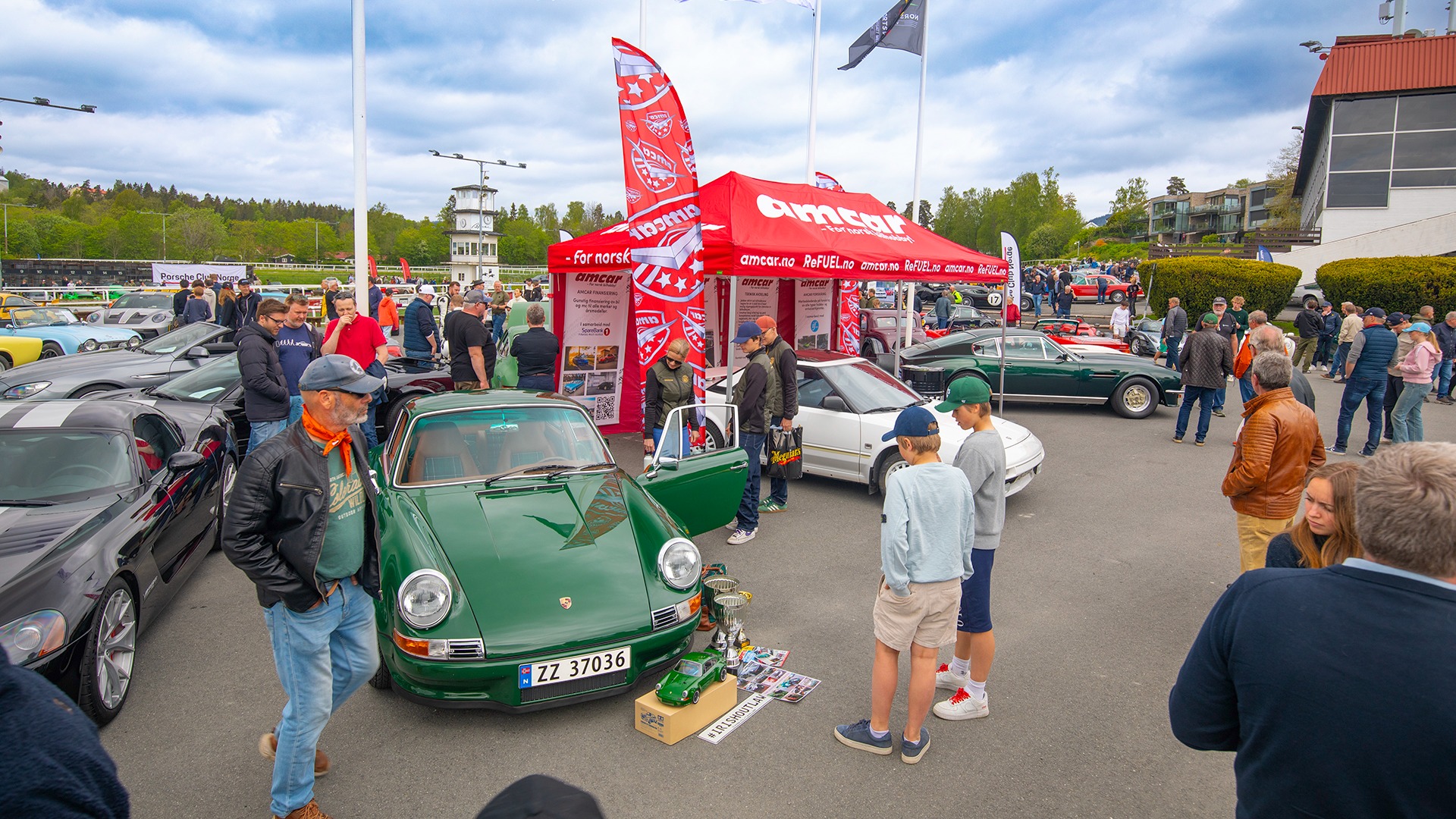 AMCAR/Refuel-standen var like variert som resten av treffet. En utsøkt Porsche 911, en leken Toyota MR2 og en vakker Aston Martin V8 Vantage var hanket inn som utstillere hos oss.