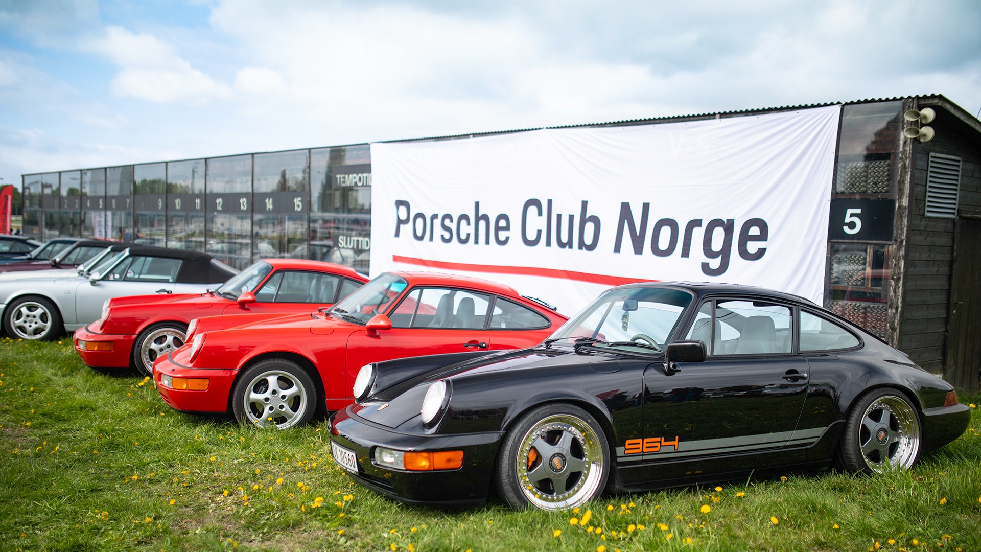 Porsche Club Norge var mildt sagt godt representert. Jeg tror ikke jeg underdriver om jeg sier at 20-25% av bilene til stede denne dagen var 911er.