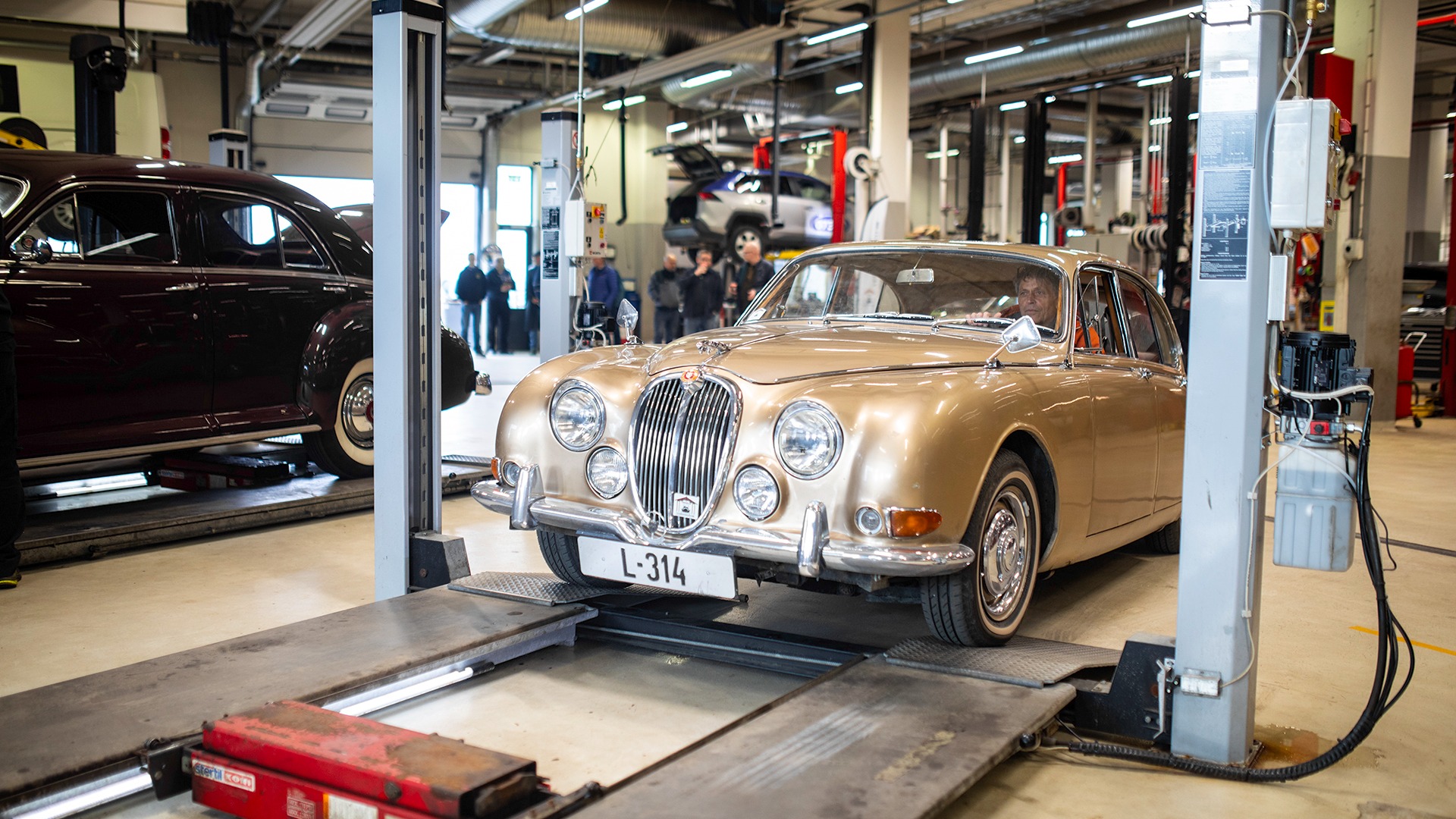Lekker Jaguar S-type fra 1964 på vei opp på bukken med eier Tor Ove Røe bak rattet.