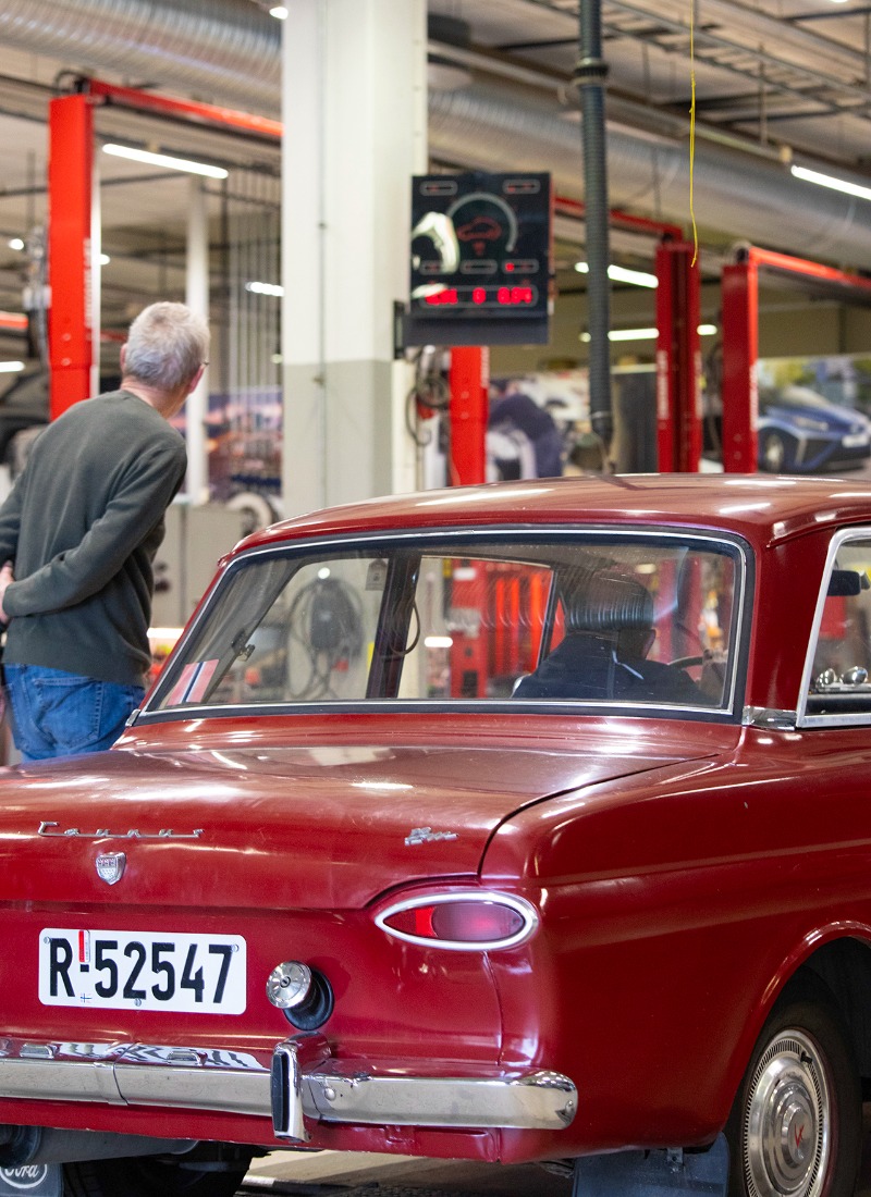 En 1947 Packard Clipper blir kjørt på rulla for bremsesjekk.