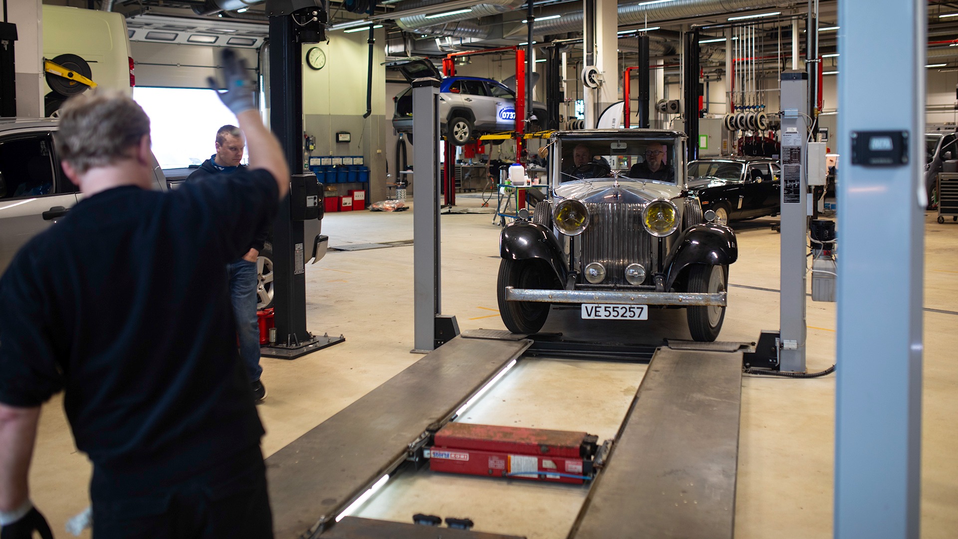 Noen biler krevde litt mer nøyaktighet for å få på bukken, slik som denne Rolls-Roycen fra 1934.