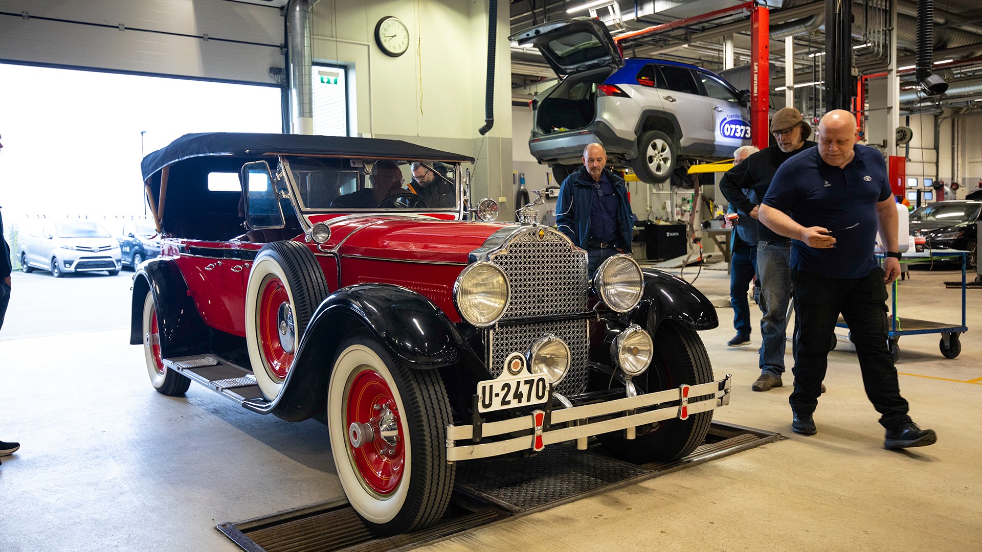 Dagens kanskje maffigste. Odd Moens 1929 Packard 330 var litt av et syn inne i hallene.