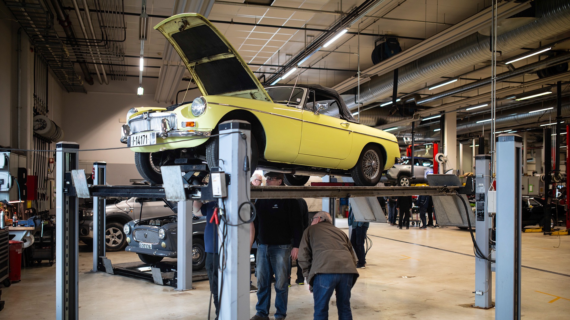 Odd Roger Stene følger nøye med da hans MG Roadster fra 1968 blir undersøkt.