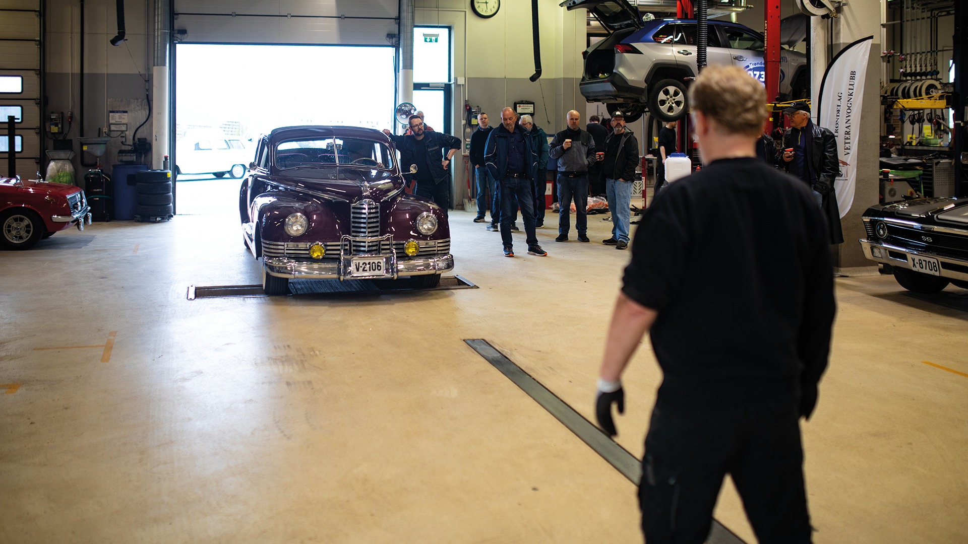 En 1947 Packard Clipper blir kjørt på rulla for bremsesjekk.