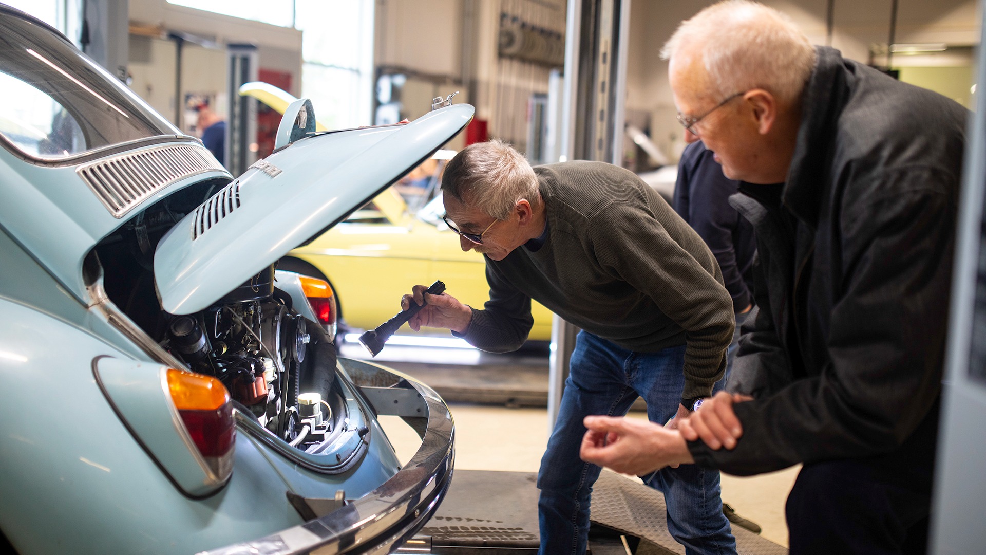 På nabobukken står Rolf Nordli og gjennomgår en Volkswagen Boble.