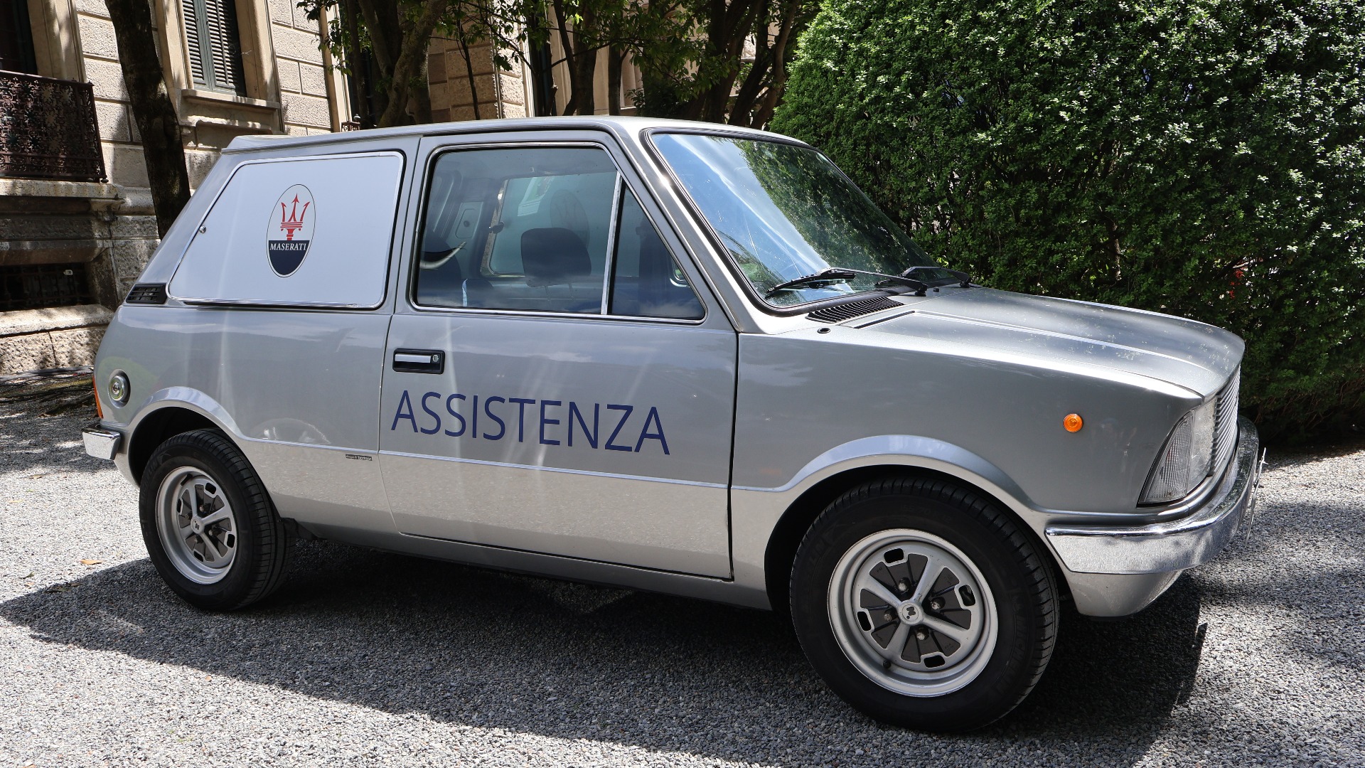 En liten lykkepille i form av en Innocenti Mini som er blitt laget som en Maserati servicebil.