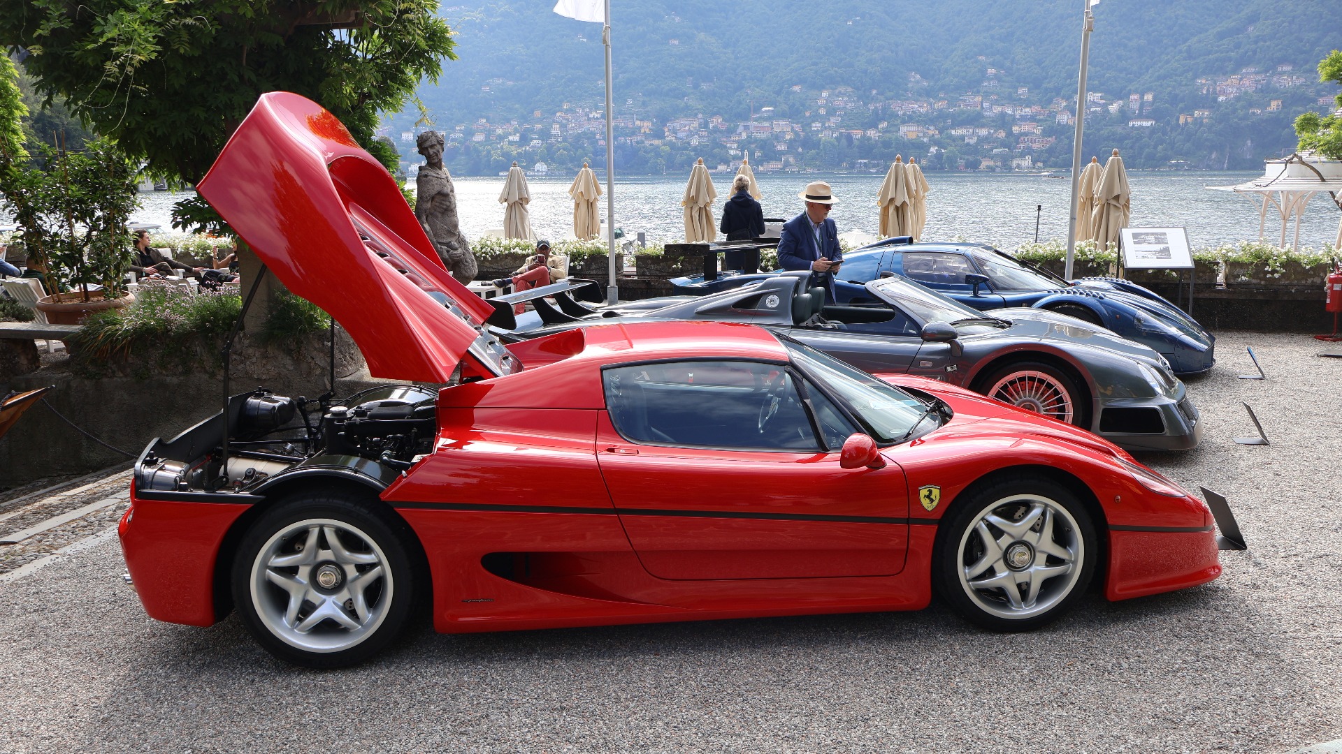 Tre litt nyere superbiler i form av en Ferrari F50, Mercedes-Benz CLK GTR og Maserati MC12 Corsa.