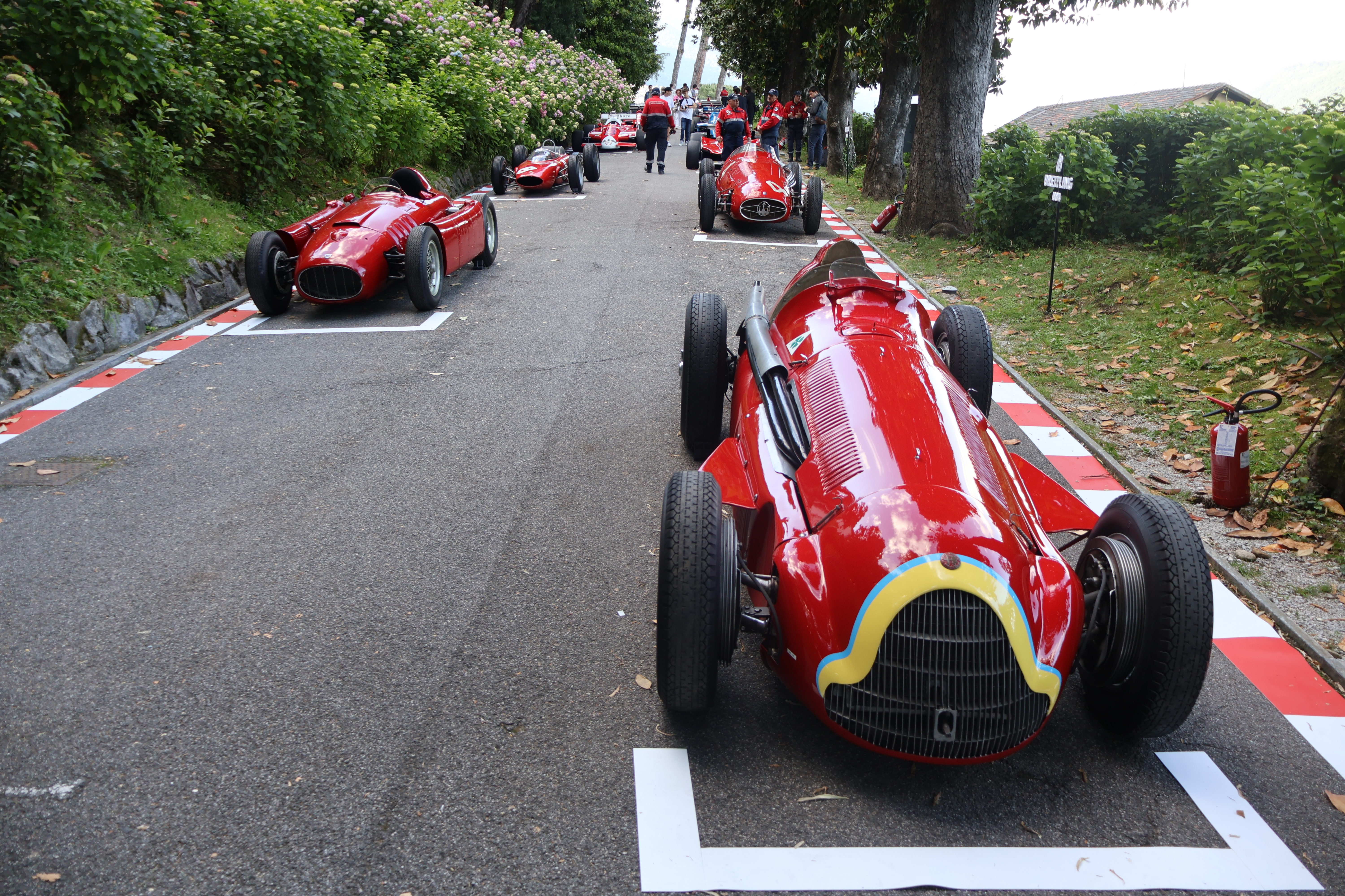 Inngangen til FuoriConcorso er en bakke, hvor man i år hadde italienske Formel 1 biler stående som i et startfelt.