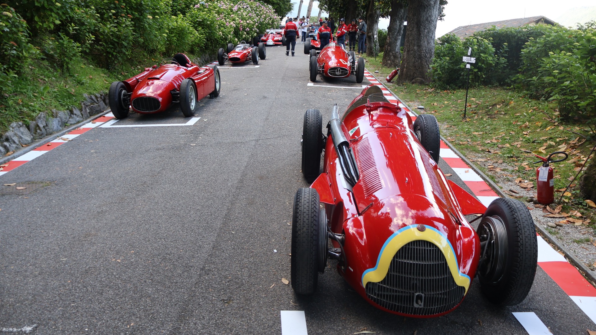 Inngangen til FuoriConcorso er en bakke, hvor man i år hadde italienske Formel 1 biler stående som i et startfelt.