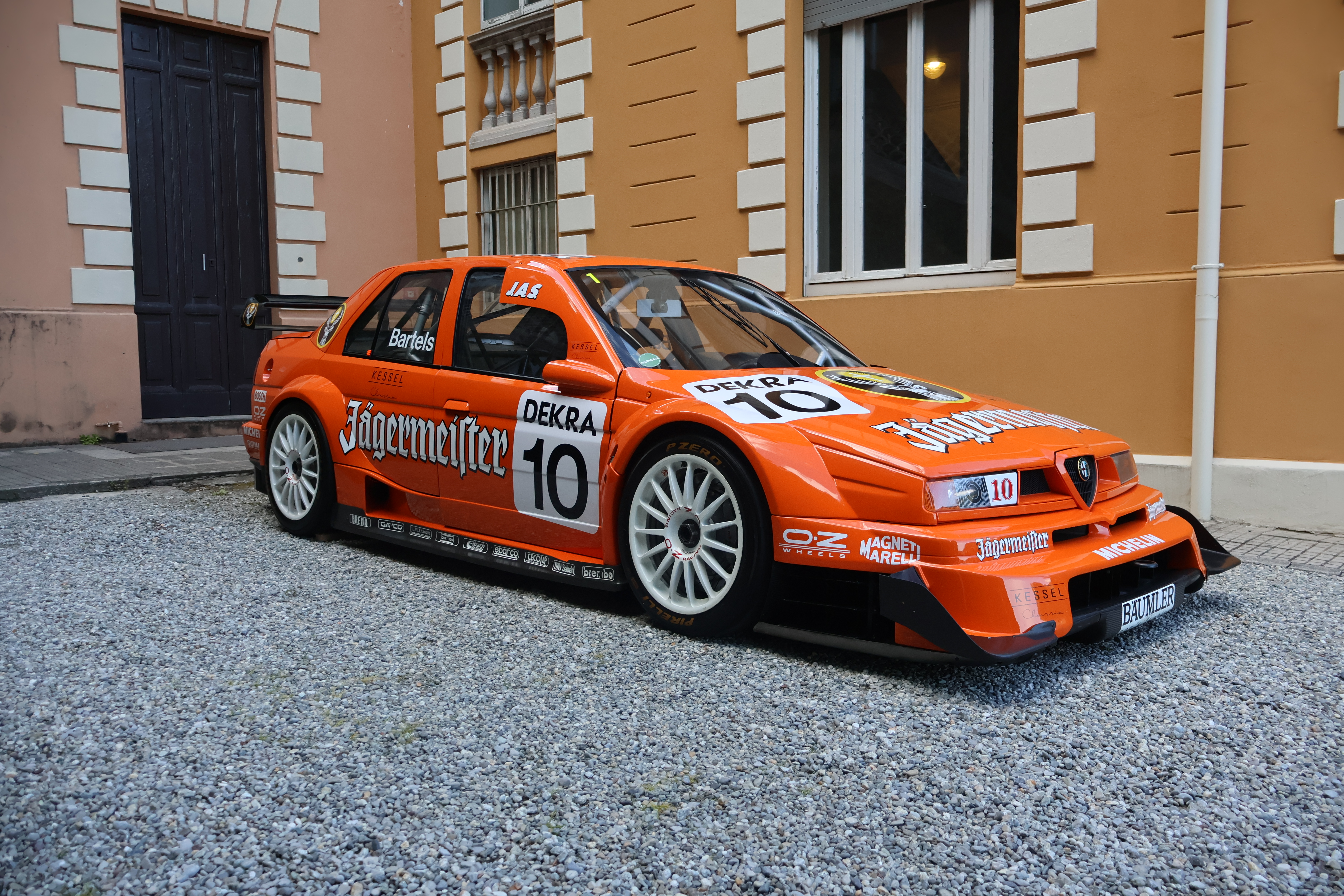 På nittitallet var Alfa Romeo en særdeles sterk aktør i DTM, her i herlig Jägermeister dekor.