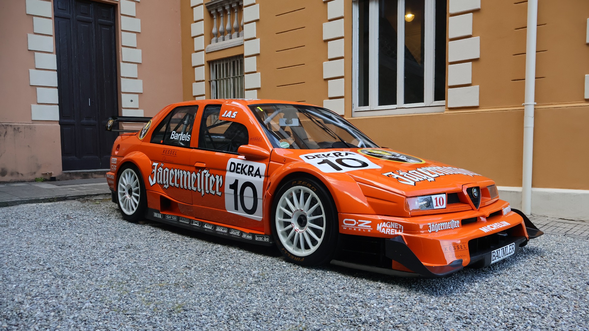 På nittitallet var Alfa Romeo en særdeles sterk aktør i DTM, her i herlig Jägermeister dekor.