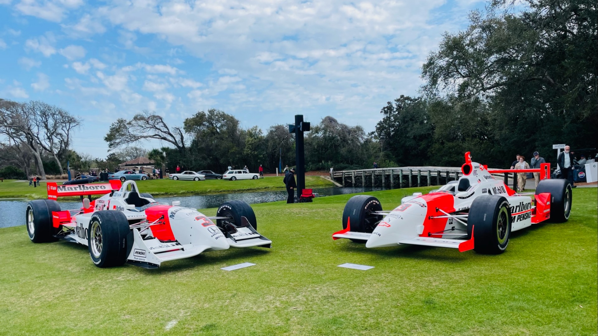 Tidligere Indycar biler kjørt av Hélio Castroneves, henholdsvis vinnerbilen fra Detroit Grand Prix år 2000 til venstre og Dallara-bilen han vant Indy 500 med i 2002 til høyre.