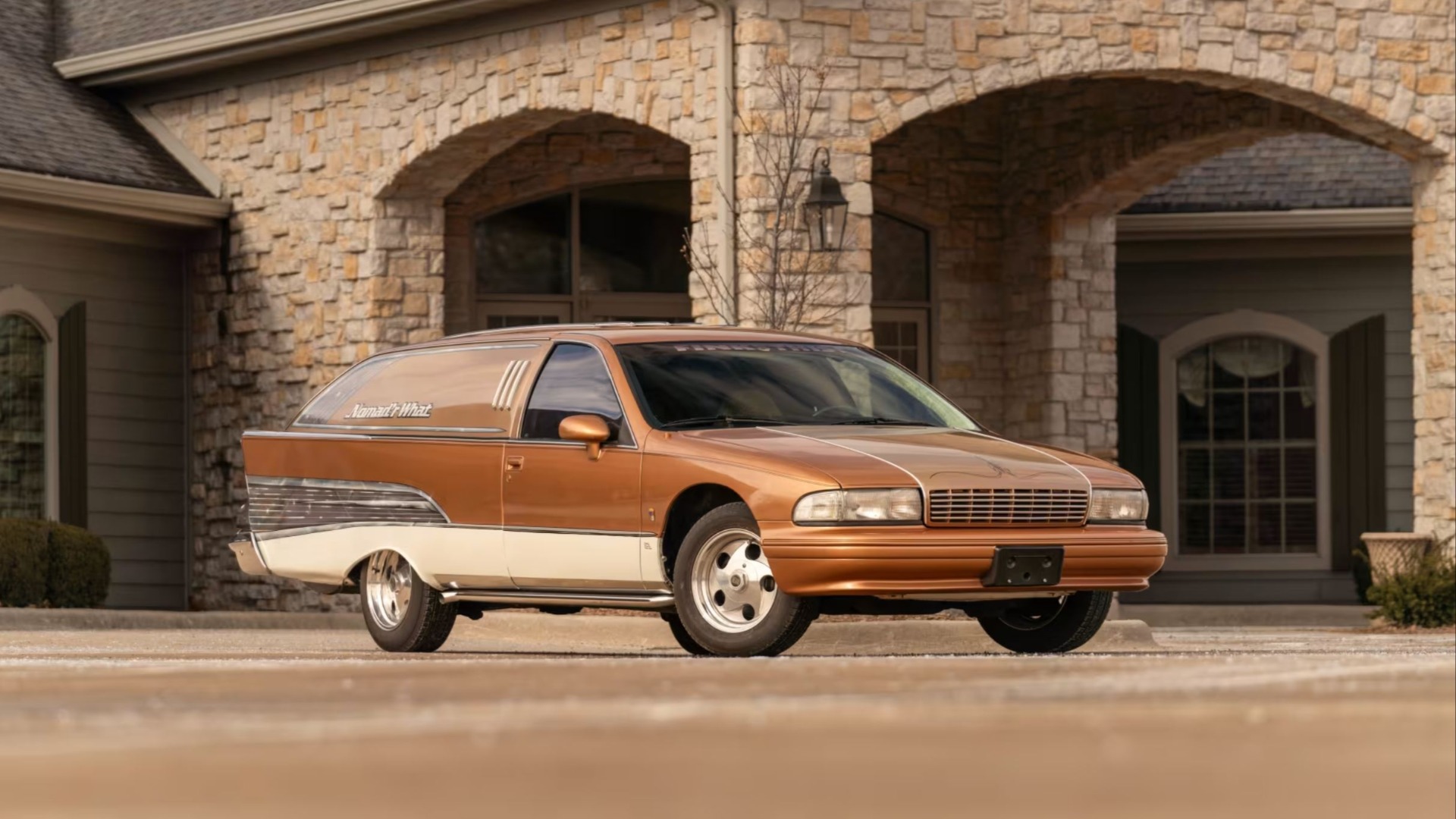 Bilen ble bygget av George Barris. Samme mann som sto bak den ikoniske Batmobilen fra 1966.