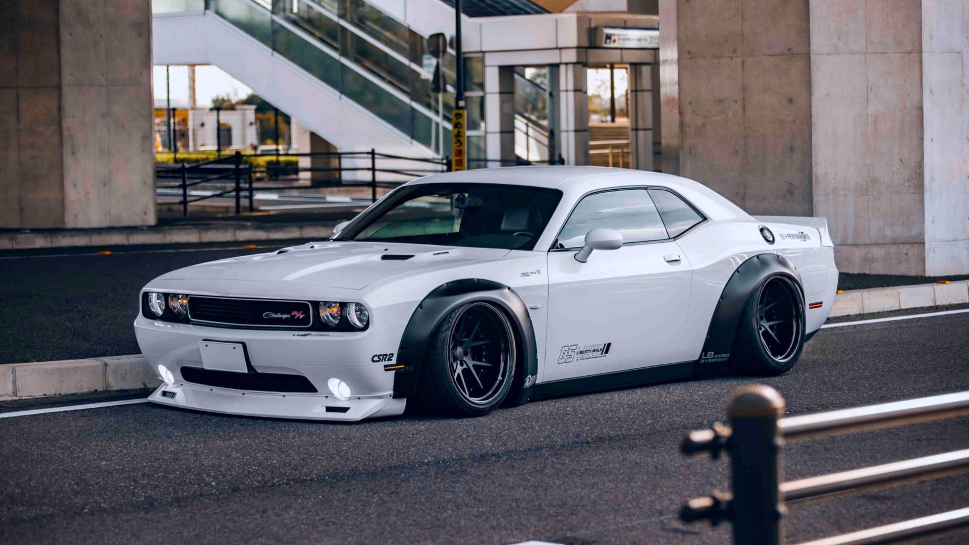 Bredt med stor B – Liberty Walk Dodge Challenger