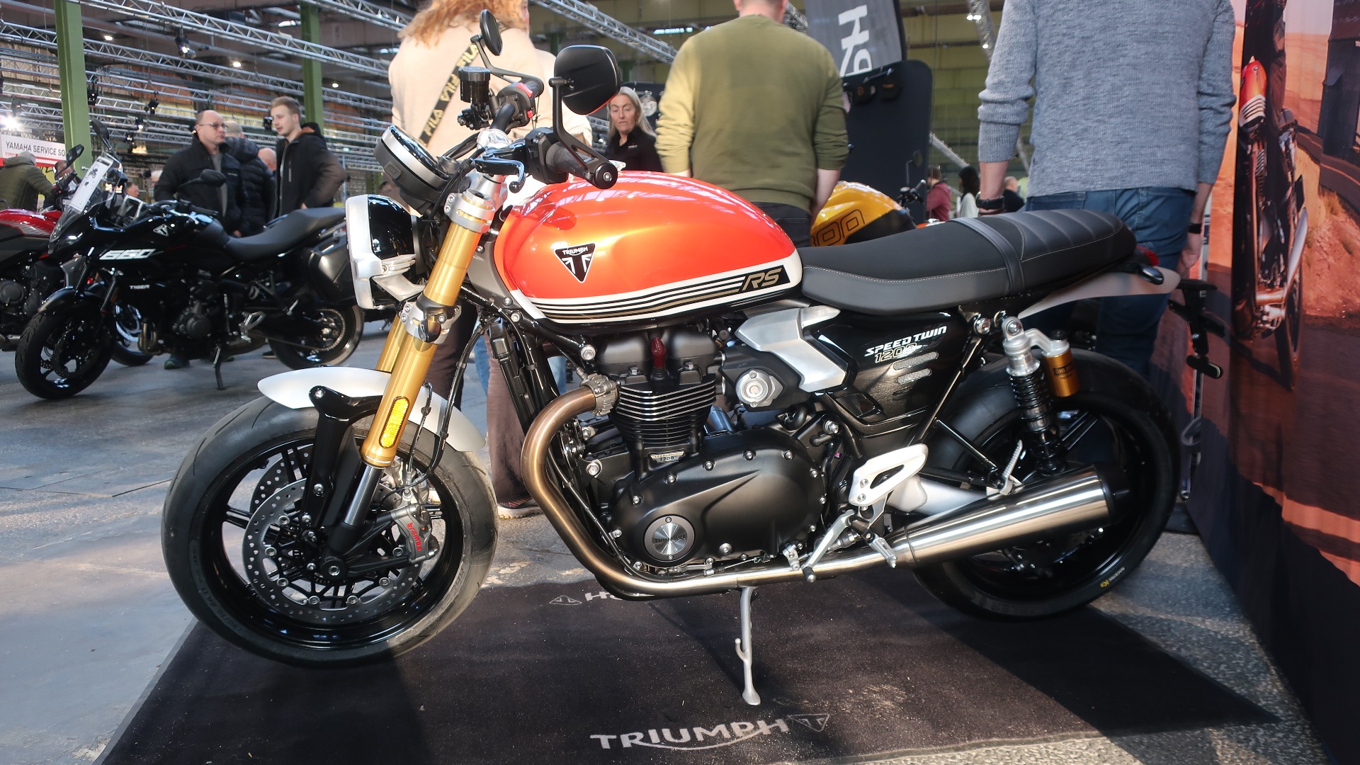 Triumph Speed Twin 1200 er oppdatert i 2025 med blant annet 5 hk ekstra som gir totalt 105 hk fra R2 motoren på 1200 ccm. 