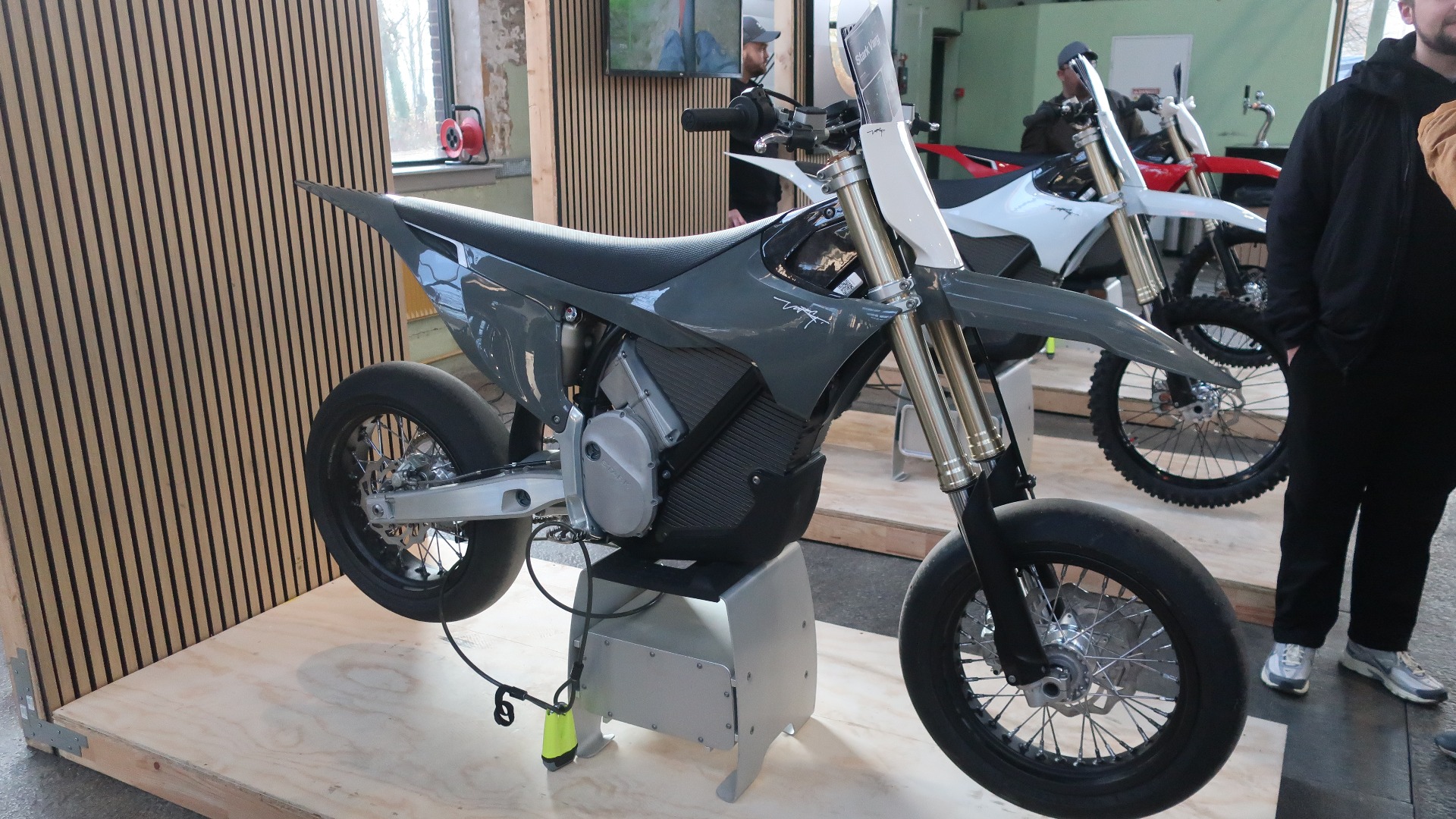 Stark Varg og Varg EX er helelektriske crossere med opp til 6 timers kjøretid fulladet. Kommer med batteripakke på 6,5 kWt eller 7,2 kWt i EX-versjonen. Sistnevnte har 80 hk og en vekt på 120 kg.