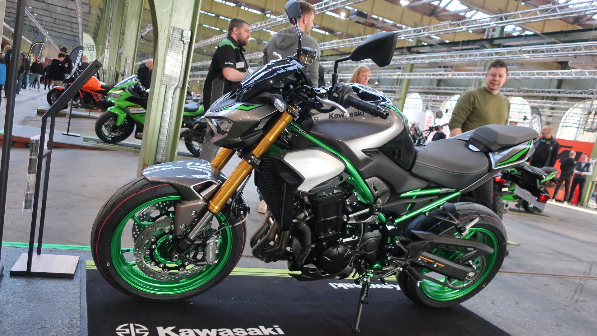 Z900 er en bestselger for Kawasaki, og derfor kommer den stadig i nye varianter med små og store oppgraderinger. R4, 948 ccm, 124 hk. SE-versjonen byr på Öhlins fjæring og Brembo bremser. 