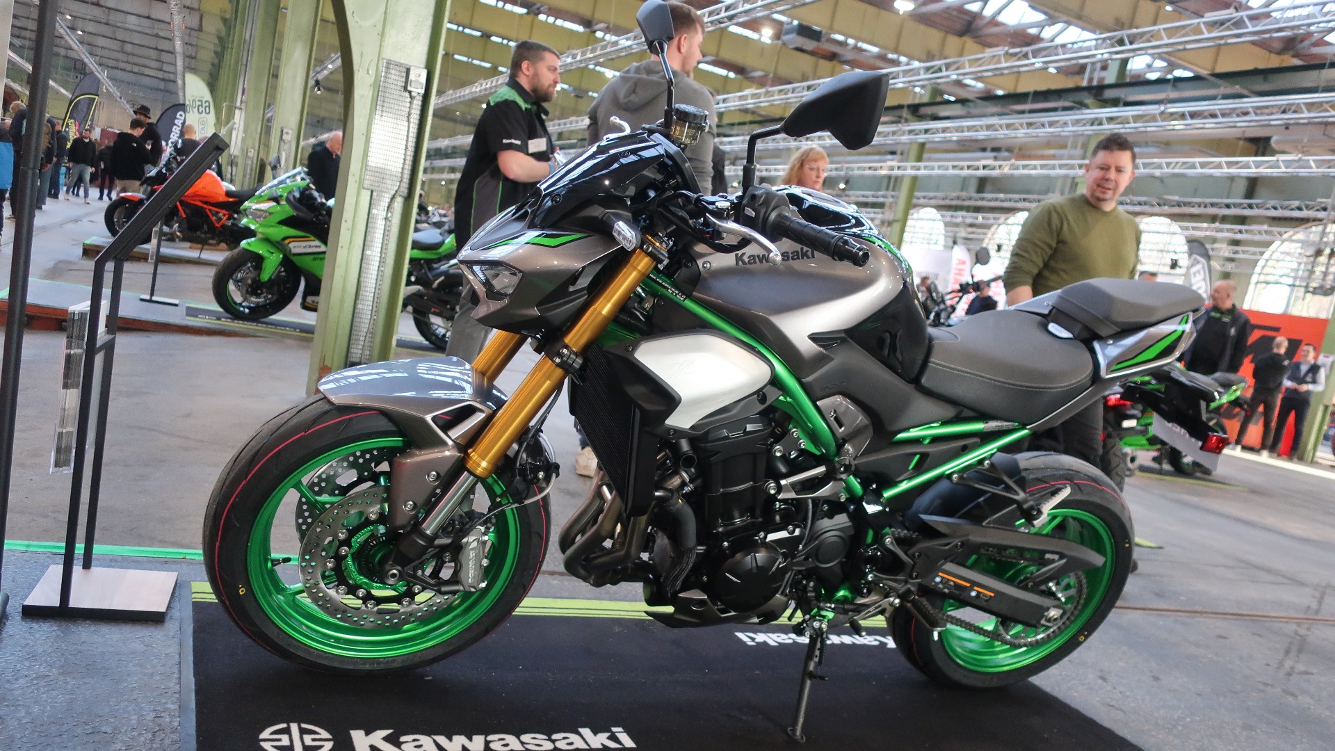 Z900 er en bestselger for Kawasaki, og derfor kommer den stadig i nye varianter med små og store oppgraderinger. R4, 948 ccm, 124 hk. SE-versjonen byr på Öhlins fjæring og Brembo bremser.