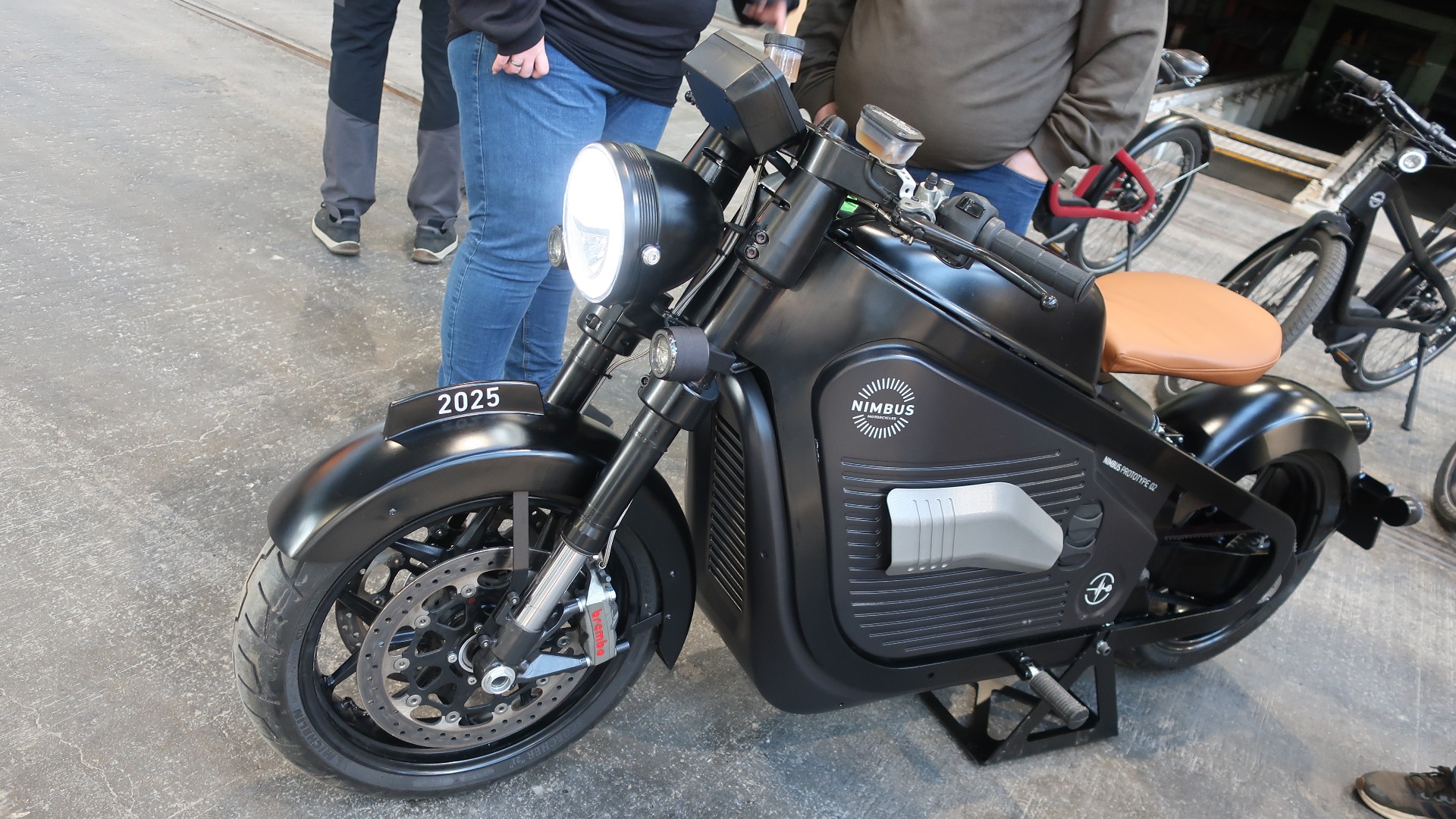 Noen eldre lesere husker kanskje det danske motorsykkelmerket Nimbus. De senere år har man prøvd å gjenopplive merket med en ganske så kul elektrisk doning med 21,5 kWt batteripakke som yter 102 hk.