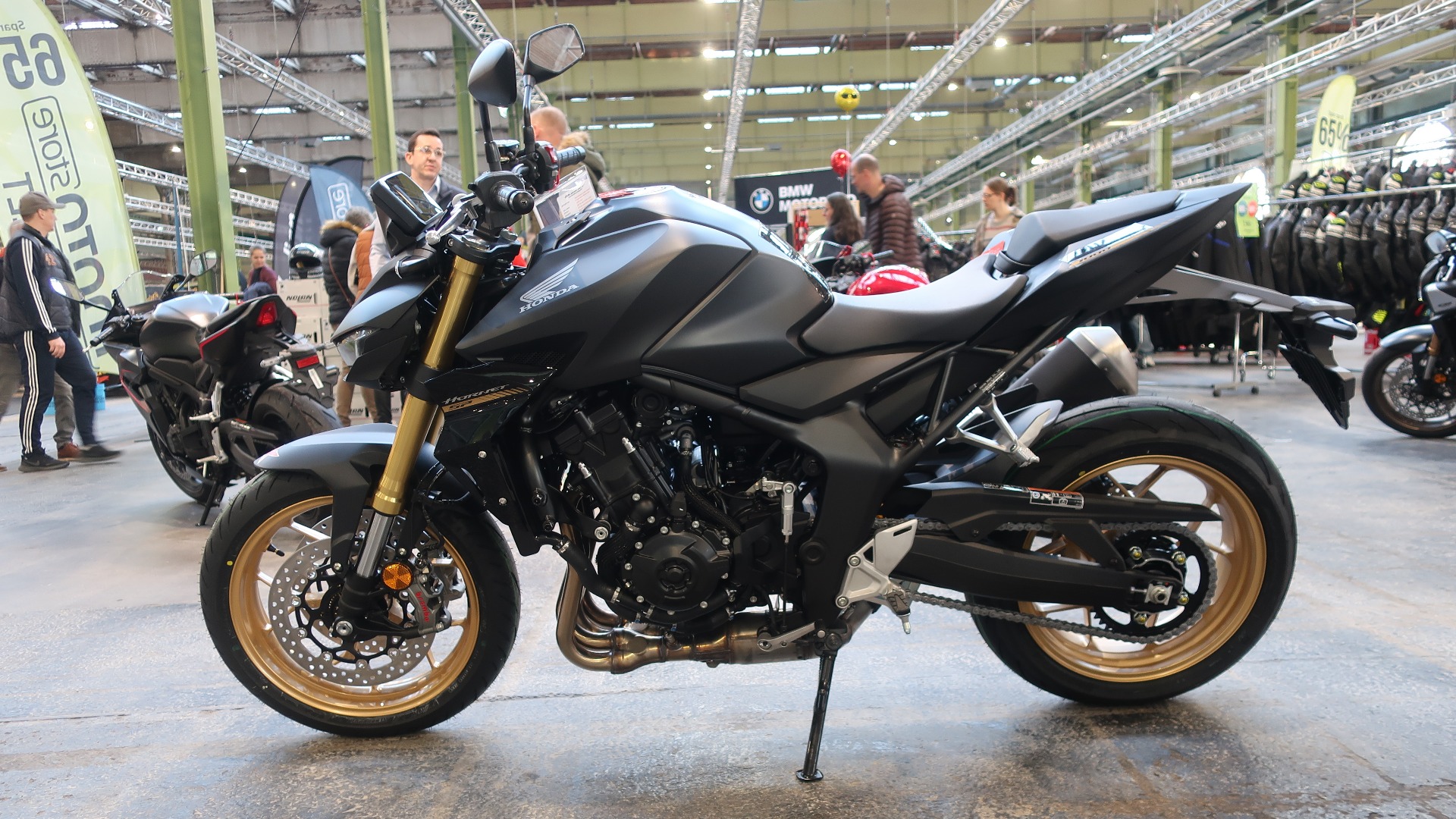 Honda Hornet 1000 og 1000 SP er ny for året og byr på 152 hk fra sin R4 på 999 kubikk. SP-versjonen byr på 5 hk ekstra og har grommere deler fra Brembo og Öhlins. 