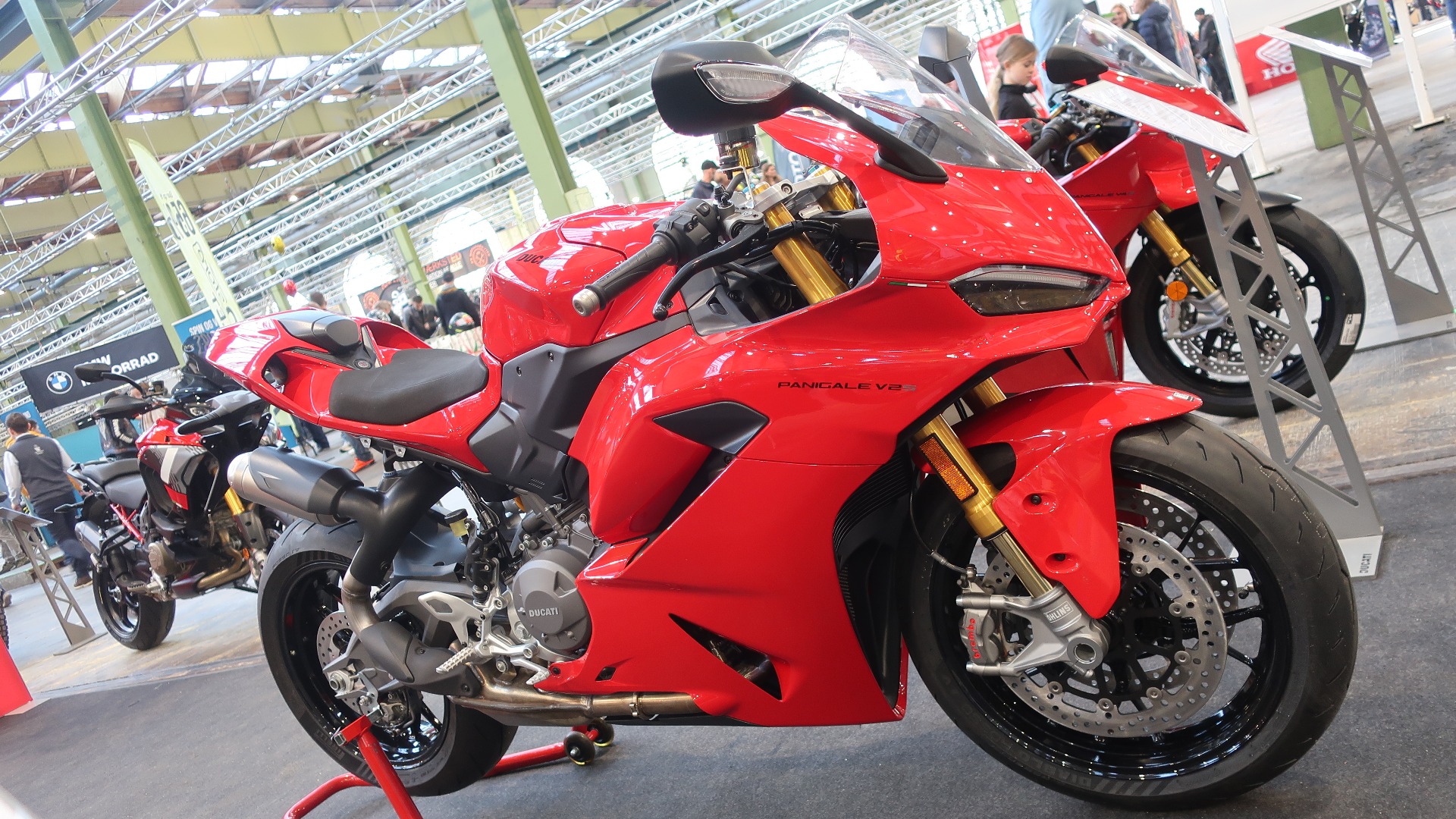 Ducati V2 og V2S byr på en ny 90-graders V-Twin på 890 kubikk som leverer 120 hk i S-versjonen.