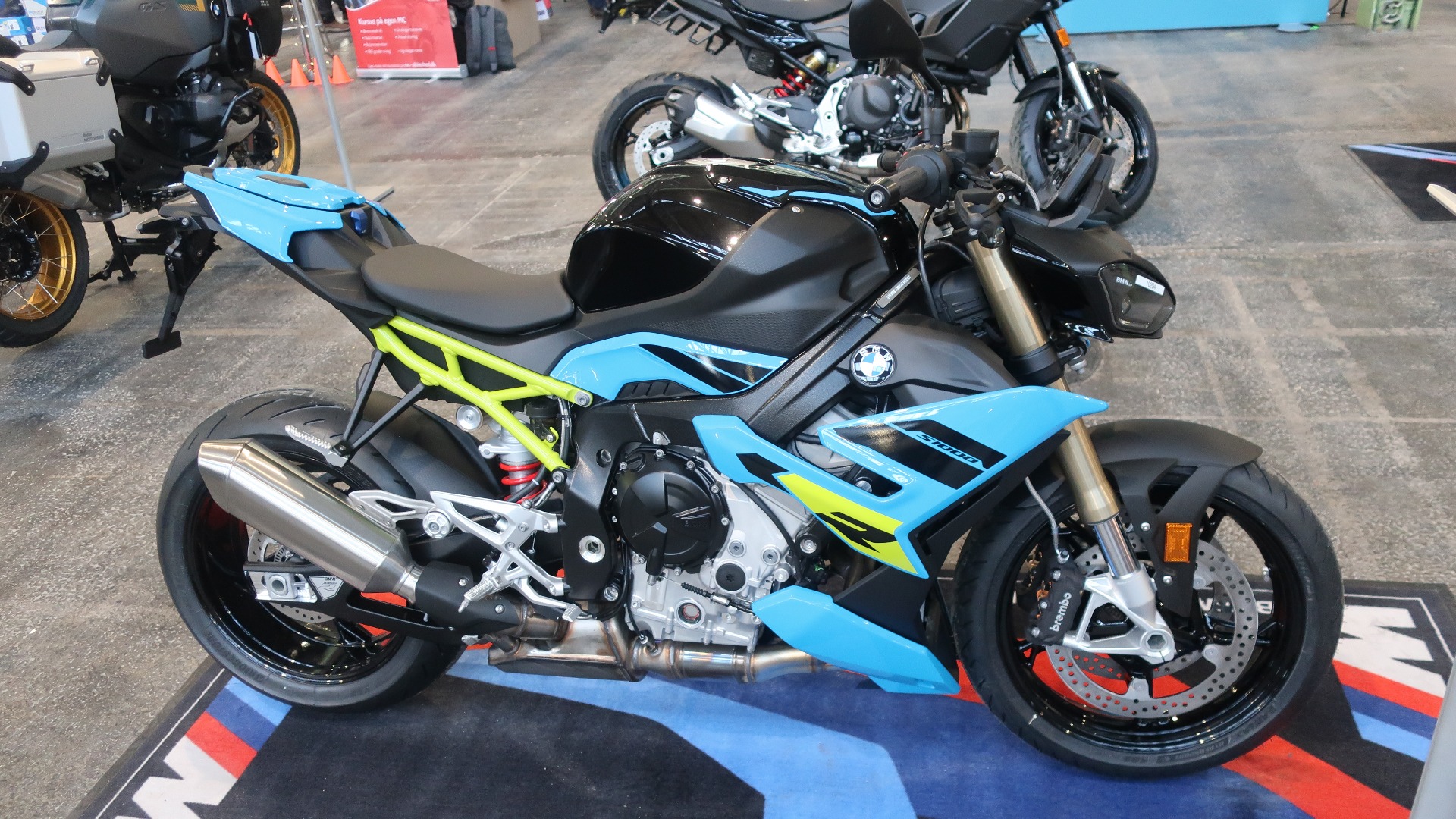 Nye BMW S1000 R er blitt ti kilo lettere og mer kompakt. Her får du R4 på 999 ccm og 170 hk.