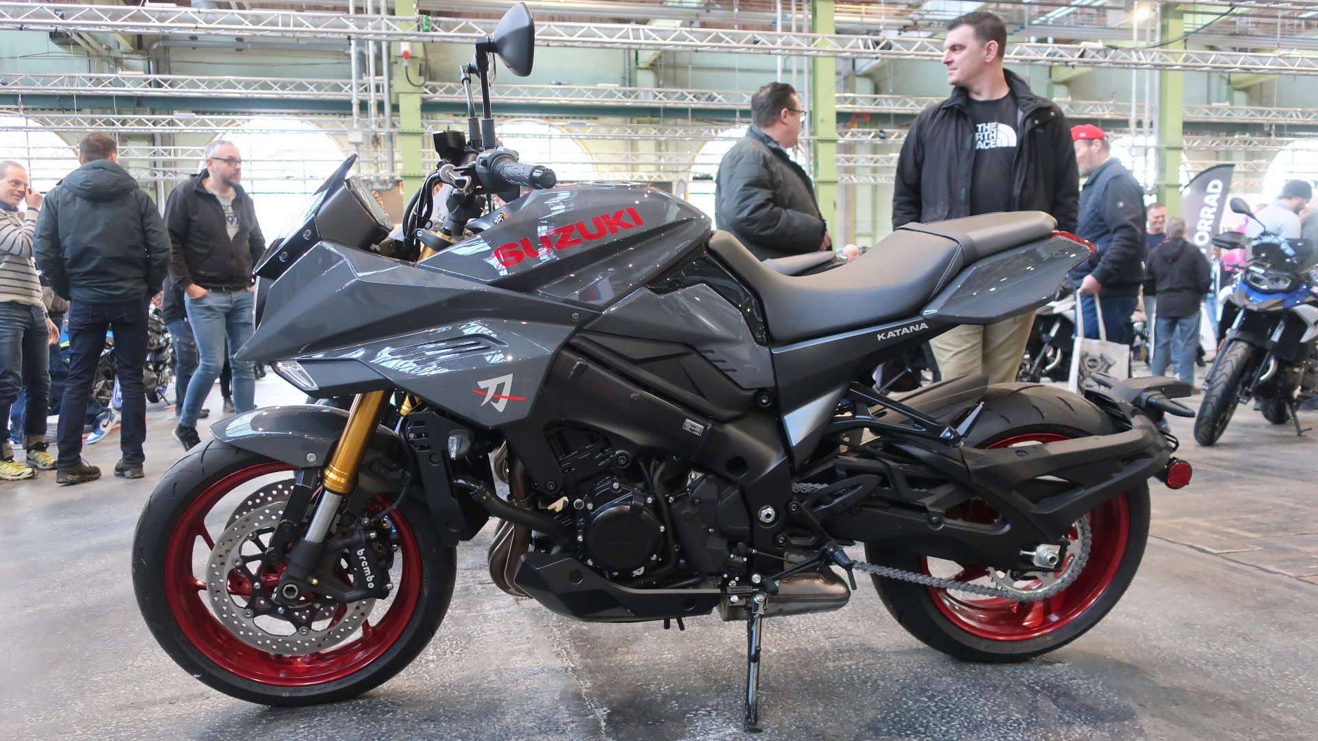 Suzuki Katana var en design-sensasjon da den kom i 1981, og dagens Katana er en moderne fortolkning av de spektakulære formene. R4 på 999 ccm og 152 hk.