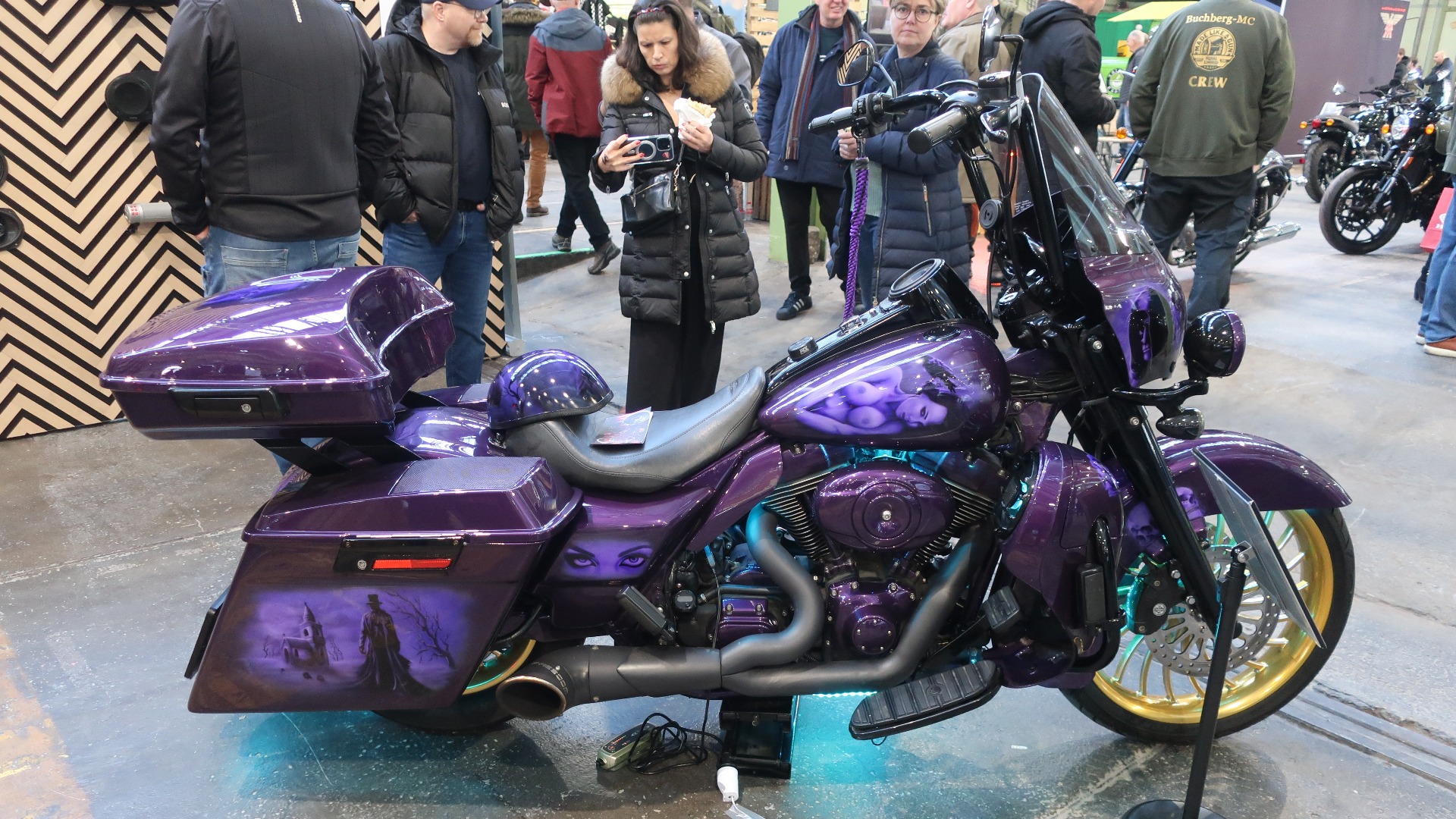 Danske Full Blast bygger om motorsykler, hvor særlig lyd, lys og lakk står i høysetet. Her ser vi «Purple Devil» (en 2006 Harley-Davidson Road King) med flott customlakkering, Freedom Performance 2in1 eksos og et massivt lydanlegg på 2400 Watt. 